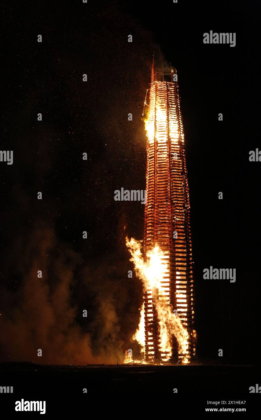 Les tentatives de record du monde ont réussi : la tour en bois brûlante de 60,64 mètres de haut à Lustenau, en Autriche, est le plus grand feu de joie au monde. Photo prise le 16 mars 2019. - 20190316 PD9740 - Rechteinfo : droits gérés (RM) Banque D'Images