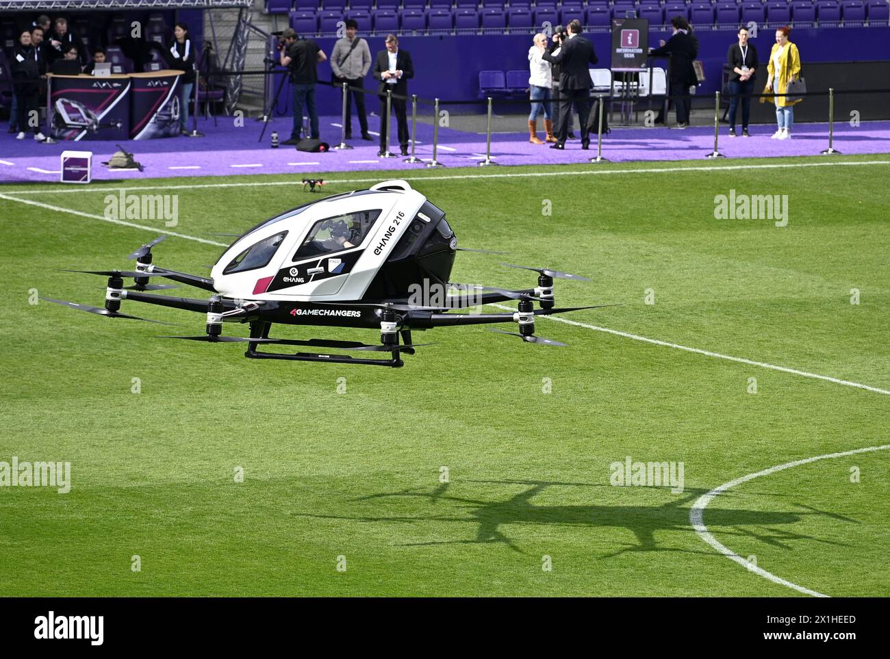 Un Ehang 216, un véhicule aérien autonome à deux places drone-taxi du fabricant chinois de drones Beijing Yi-Hang Creation Science & Technology Co. (Ehang), vole lors d'un vol d'essai lors d'une avant-première de presse du fabricant d'aérostructures autrichien-chinois FACC AG sur 'Urban Air Mobility' au stade de football Generali Arena à Vienne, Autriche, le 4 avril 2019. Le premier drone-cabine de véhicule aérien autonome (AAV) personnel au monde peut accueillir deux personnes pesant jusqu'à 260 kilogrammes et peut atteindre jusqu'à 130 kilomètres par heure à une portée de vol maximale de 35 kilomètres et un minimum de 30 minutes de vol Banque D'Images