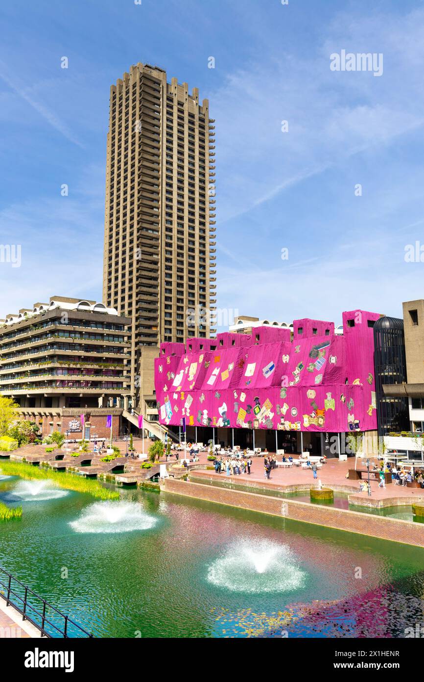 'Purple Hibiscus' par l'artiste Ibrahim Mahama, brutaliste Barbican Centre enveloppé dans un tissu rose cousu à la main, Londres, Angleterre Banque D'Images