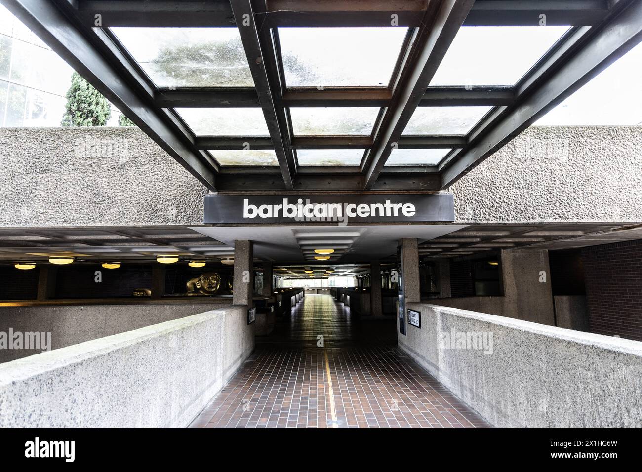 Passerelle avec entrée au Barbican Centre, Londres, Angleterre Banque D'Images Passerelle avec entrée au Barbican Centre, Londres, Angleterre Banque D'Images