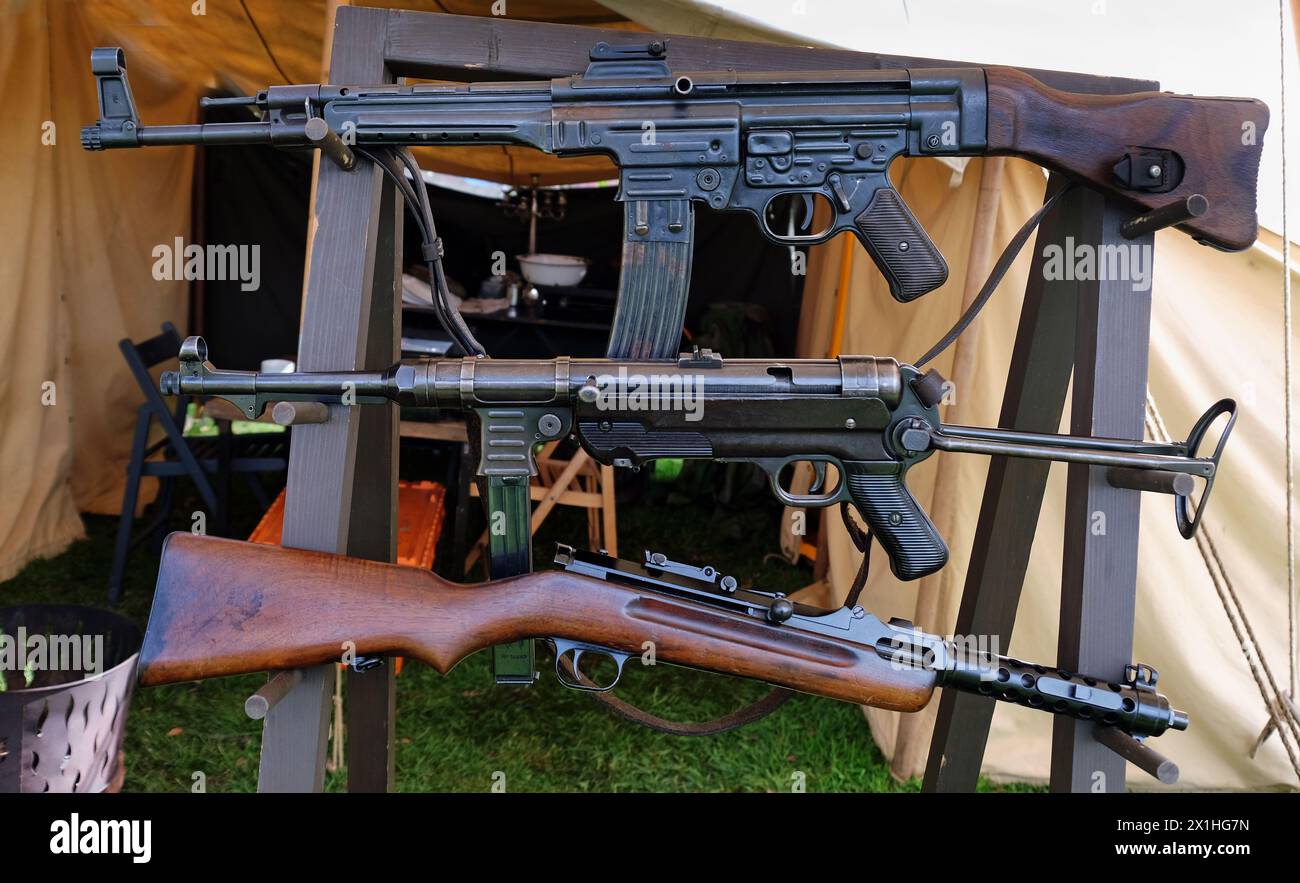 Armes d'infanterie allemandes de la seconde Guerre mondiale. Fusil d'assaut MP44 et mitrailleuse MP40. Banque D'Images