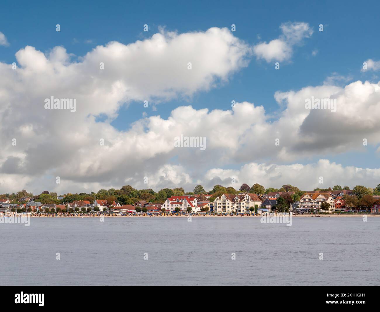 Côte et plage de Laboe sur le fjord de Kiel, partie de la baie de Kiel dans la mer Baltique, Schleswig-Holstein, Allemagne Banque D'Images