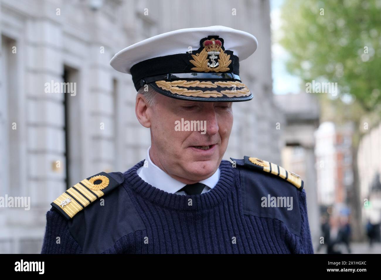Londres, Royaume-Uni, 16 avril 2024. Le chef d'état-major de la Défense, l'amiral Tony Radakin KCB, ADC, est vu à Whitehall. Les politiciens et autres fonctionnaires retournent à Westminster le deuxième jour de travail après les vacances de Pâques. Crédit : onzième heure photographie/Alamy Live News Banque D'Images