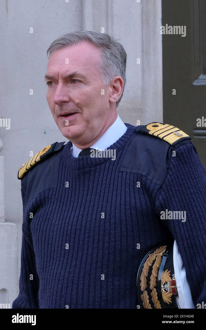 Londres, Royaume-Uni, 16 avril 2024. Le chef d'état-major de la Défense, l'amiral Tony Radakin KCB, ADC, est vu à Whitehall. Les politiciens et autres fonctionnaires retournent à Westminster le deuxième jour de travail après les vacances de Pâques. Crédit : onzième heure photographie/Alamy Live News Banque D'Images