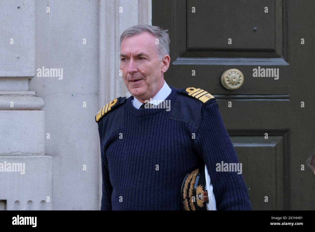 Londres, Royaume-Uni, 16 avril 2024. Le chef d'état-major de la Défense, l'amiral Tony Radakin KCB, ADC, est vu à Whitehall. Les politiciens et autres fonctionnaires retournent à Westminster le deuxième jour de travail après les vacances de Pâques. Crédit : onzième heure photographie/Alamy Live News Banque D'Images