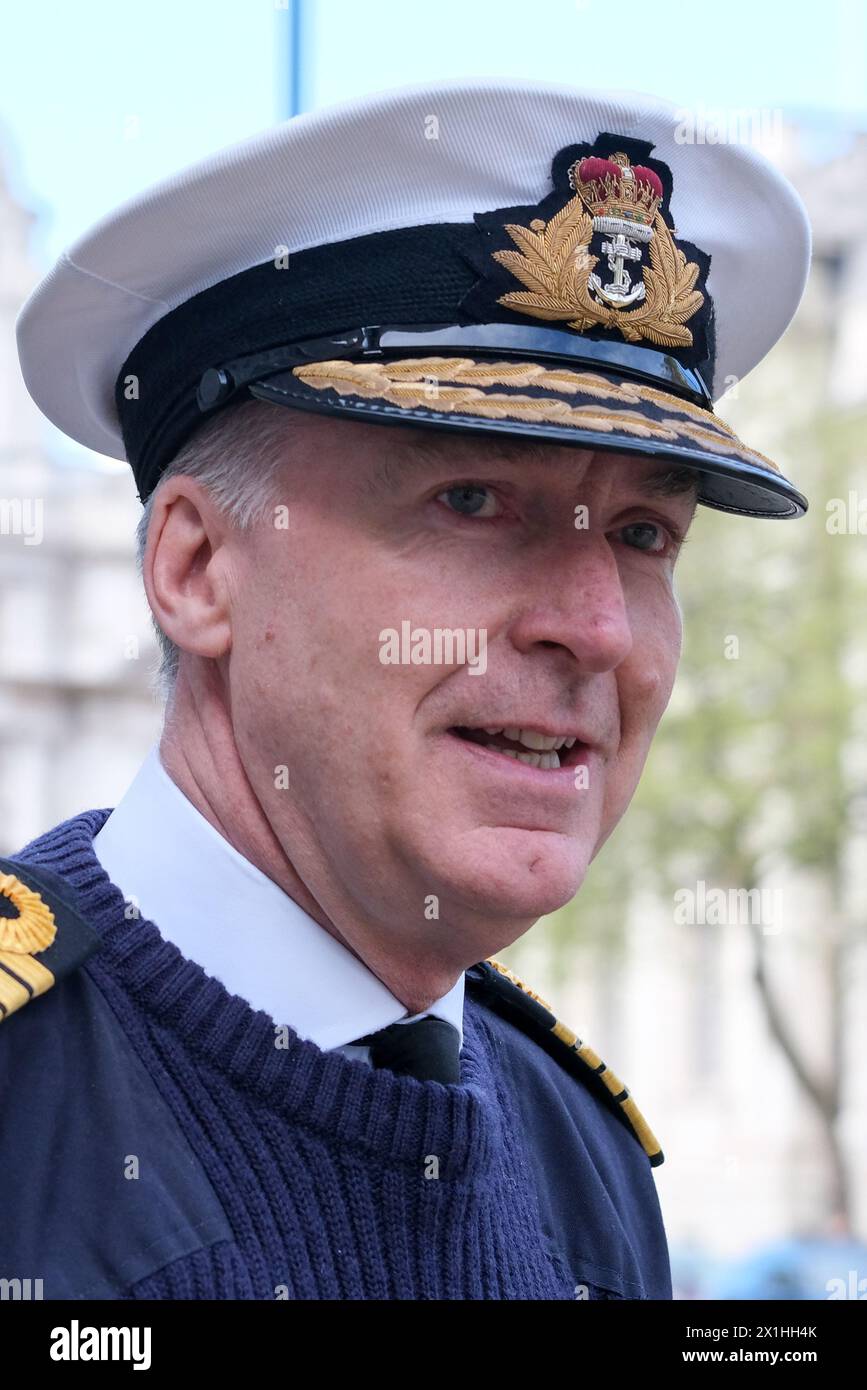 Londres, Royaume-Uni, 16 avril 2024. Le chef d'état-major de la Défense, l'amiral Tony Radakin KCB, ADC, est vu à Whitehall. Les politiciens et autres fonctionnaires retournent à Westminster le deuxième jour de travail après les vacances de Pâques. Crédit : onzième heure photographie/Alamy Live News Banque D'Images