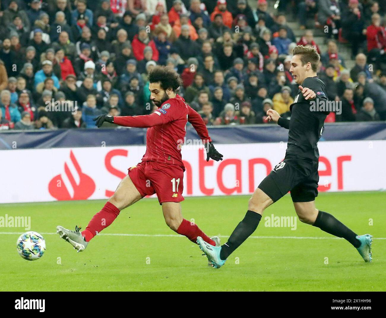 Match de football du groupe E de l'UEFA Champions League entre le RB Salzbourg et le Liverpool FC le 10 décembre 2019 à Salzbourg, en Autriche. PHOTO : Mohamed Salah Ghaly (FC Liverpool/Li) et Maximilian Wöber (FC Red Bull Salzburg/R) - 20191210 PD8395 - Rechteinfo : droits gérés (RM) Banque D'Images