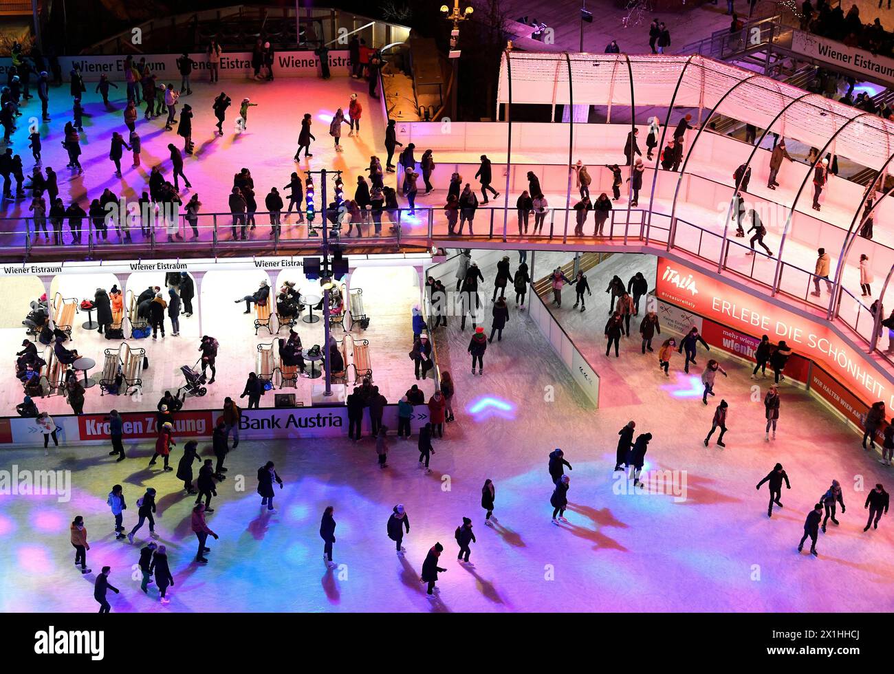 Vienne - la Rathausplatz en face de l'Hôtel de ville sera transformée une fois de plus en un pays des merveilles hivernales en 2020. Ouverture de 'Vienna Ice Dream 2020', une patinoire devant l'hôtel de ville de Vienne, le 22 janvier 2020. - 20200122 PD10723 - Rechteinfo : droits gérés (RM) Banque D'Images