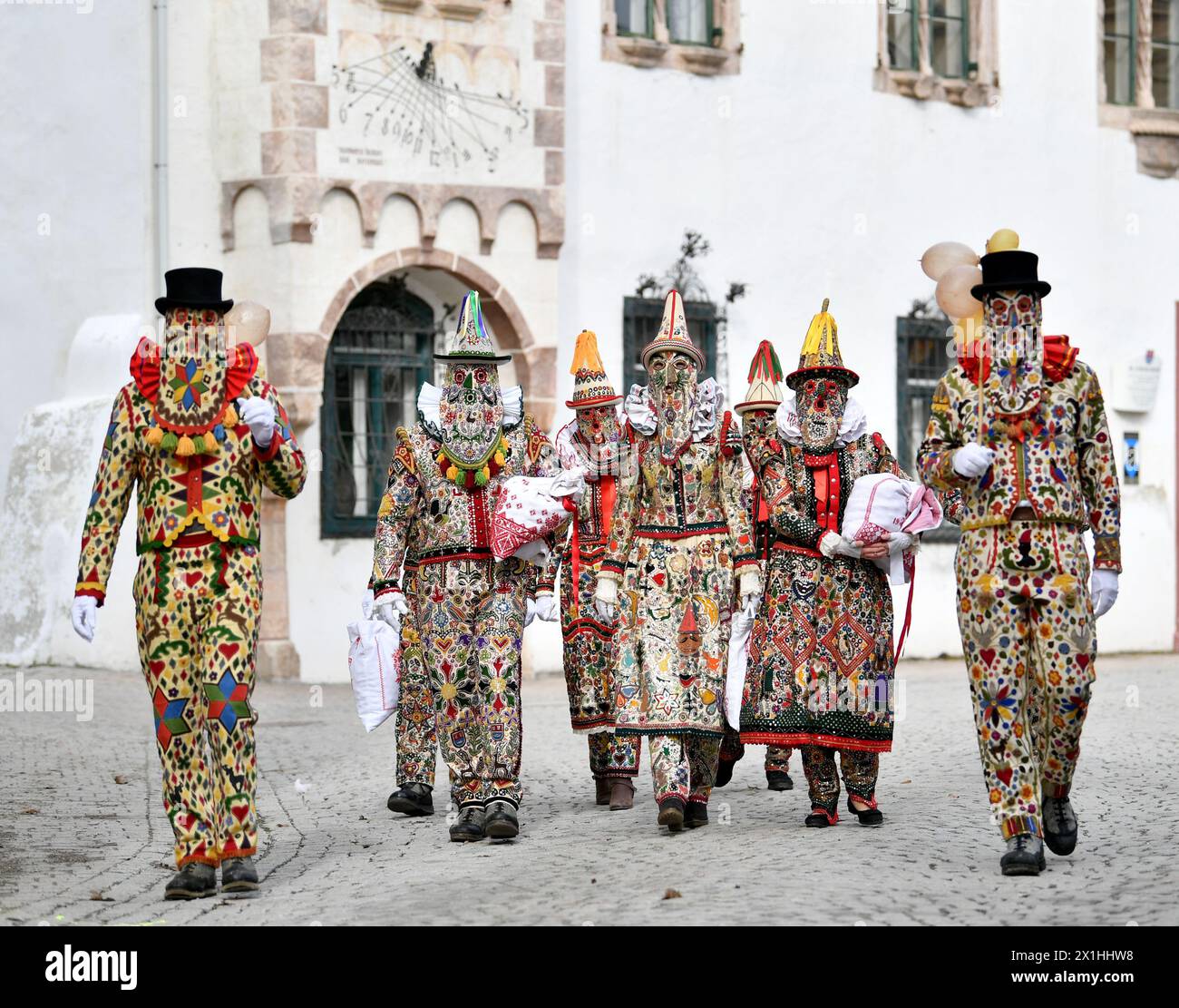 Les fêtards masqués assistent à une procession traditionnelle de carnaval le 25 février 2020 à Bad Aussee en Autriche. Les figurines printanières du carnaval d'Aussee portent des robes dites Flinserl qui sont faites de lin naturel, les patchs colorés en tissu sont à leur tour brodés de paillettes argentées (Flinserl). - 20200225 PD6038 - Rechteinfo : droits gérés (RM) Banque D'Images