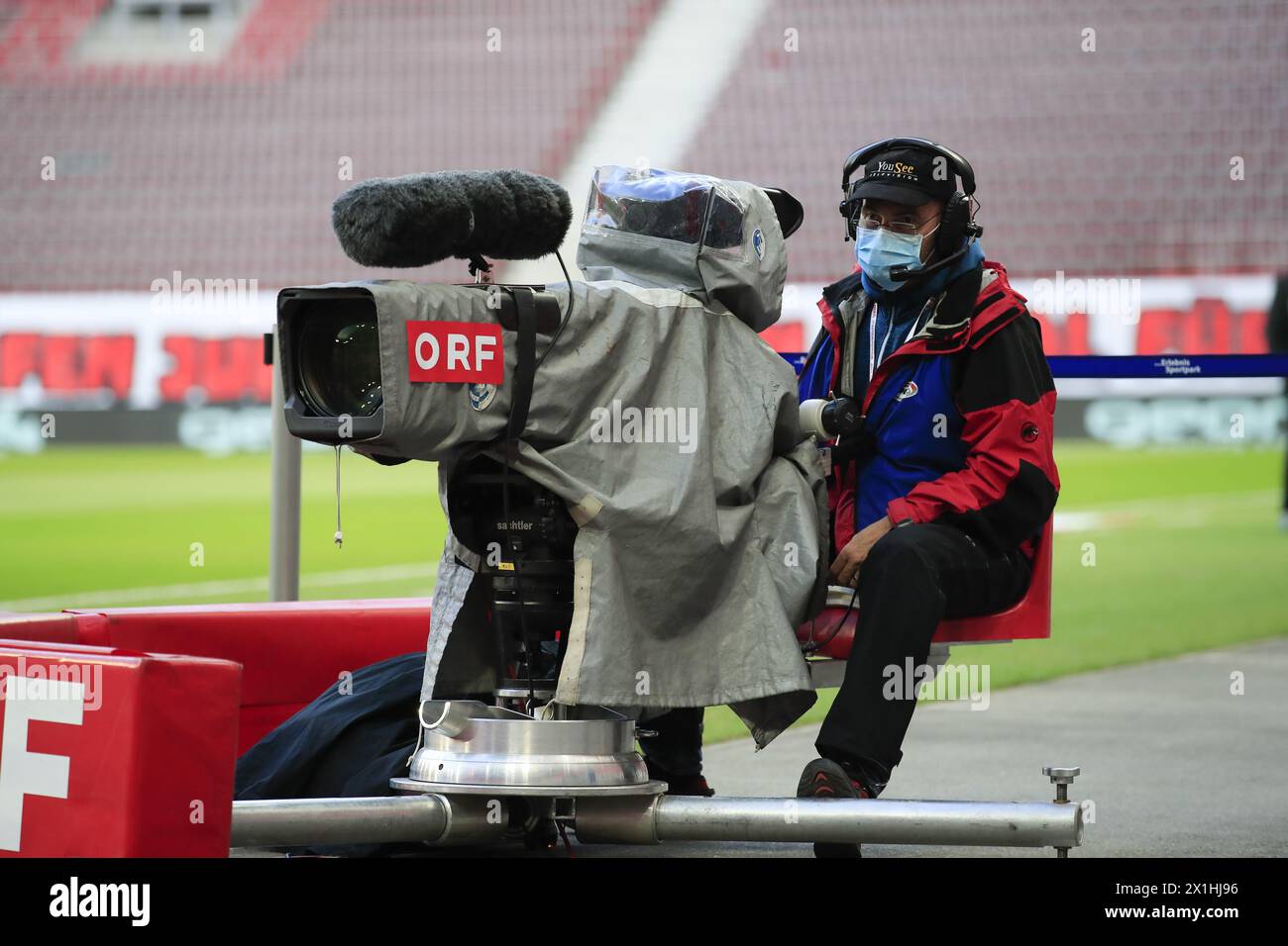 Caméraman avec masque lors de la finale de la Coupe Uniqa ÖFB entre le FC Red Bull Salzburg et le SC Austria Lustenau le 29 mai 2020 à Klagenfurt, Autriche. - 20200529 PD5934 - Rechteinfo : droits gérés (RM) Banque D'Images