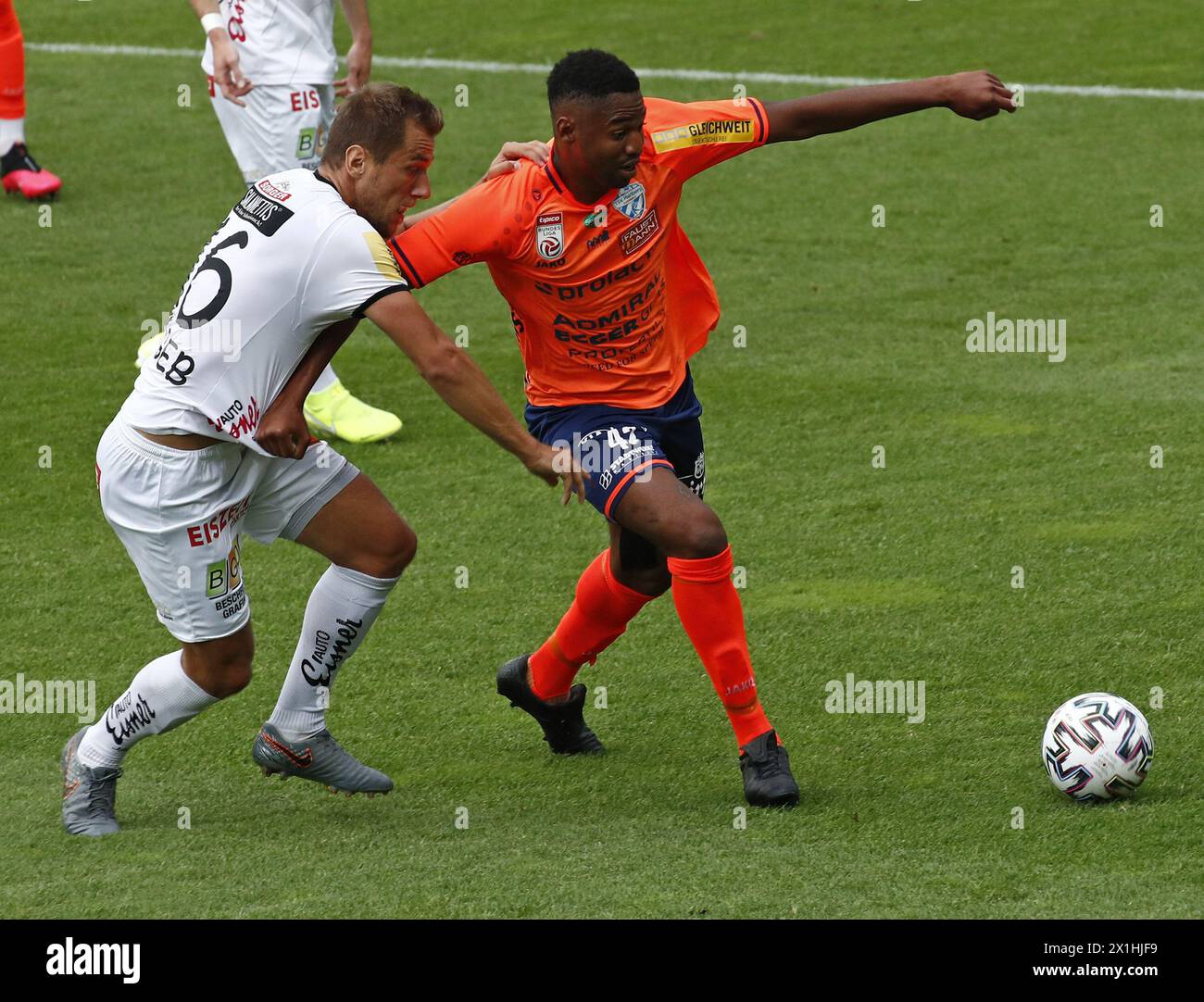 Mario Leitgeb (WAC) contre Bakary Nimaga (Hartberg) lors du match tipico Bundesliga entre RZ pellets WAC et TSV Prolactal Hartberg à Wolfsberg, Autriche, le 10 juin 2020. - 20200610 PD6076 - Rechteinfo : droits gérés (RM) Banque D'Images