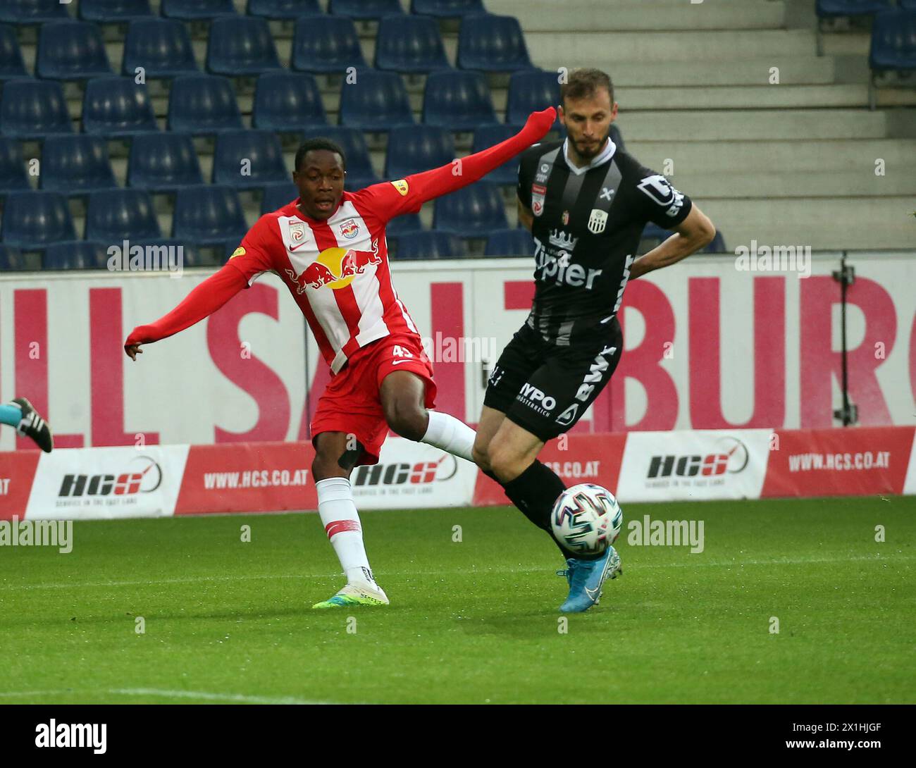 Enock Mwepu (FC Red Bull Salzburg/l) contre Petar Filipovic (LASK/R) Salzburg et LASK Linz à Salzbourg, Autriche, le 14 juin 2020. - 20200614_PD5056 - Rechteinfo : droits gérés (RM) Banque D'Images