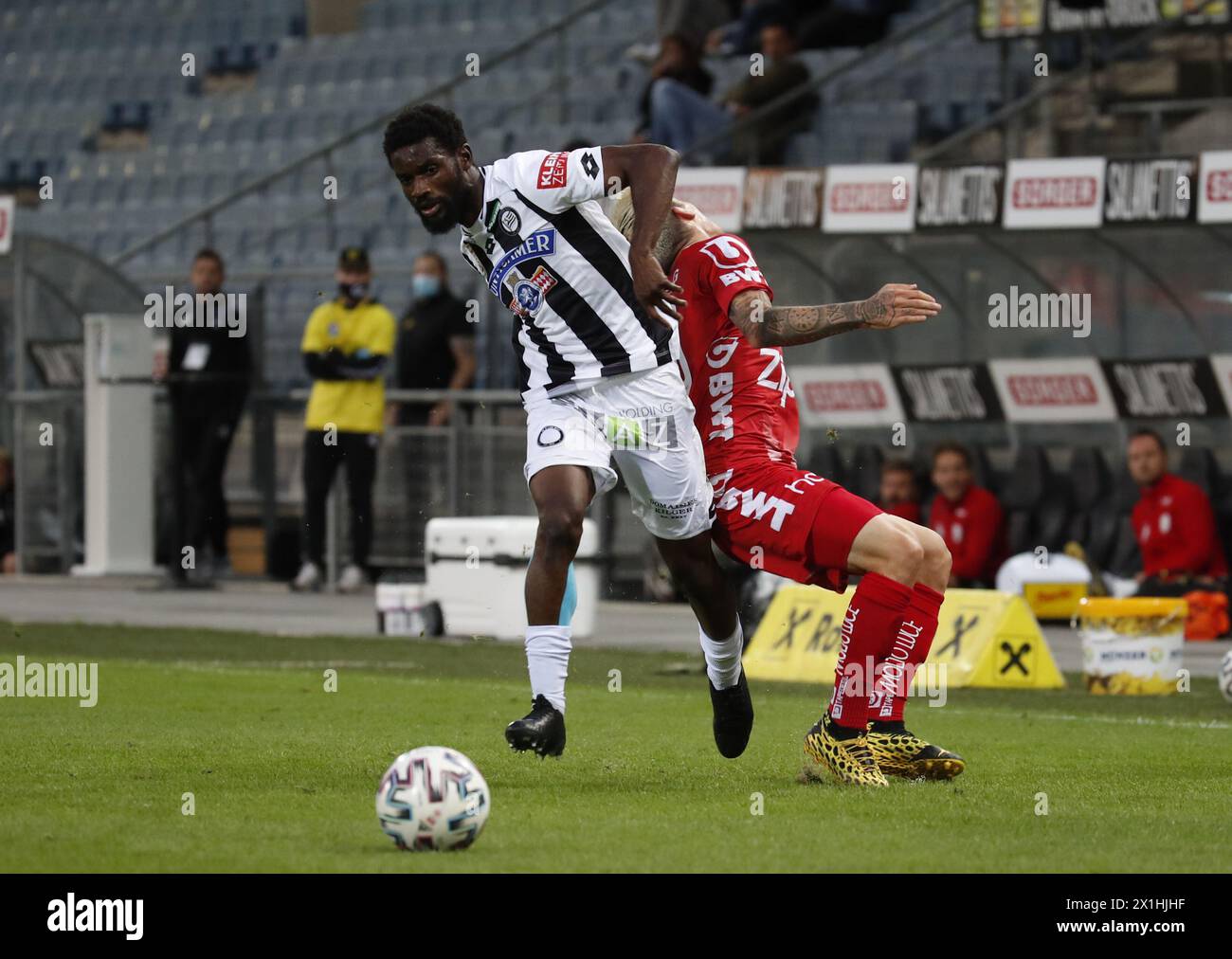 Isaac Donkor (Sturm Graz /l) et Dominik Frieser (LASK) lors du match tipico Bundesliga entre SK Puntigamer Sturm Graz et LASK Linz à Graz, Autriche, le 21 juin 2020. - 20200621 PD6329 - Rechteinfo : droits gérés (RM) Banque D'Images