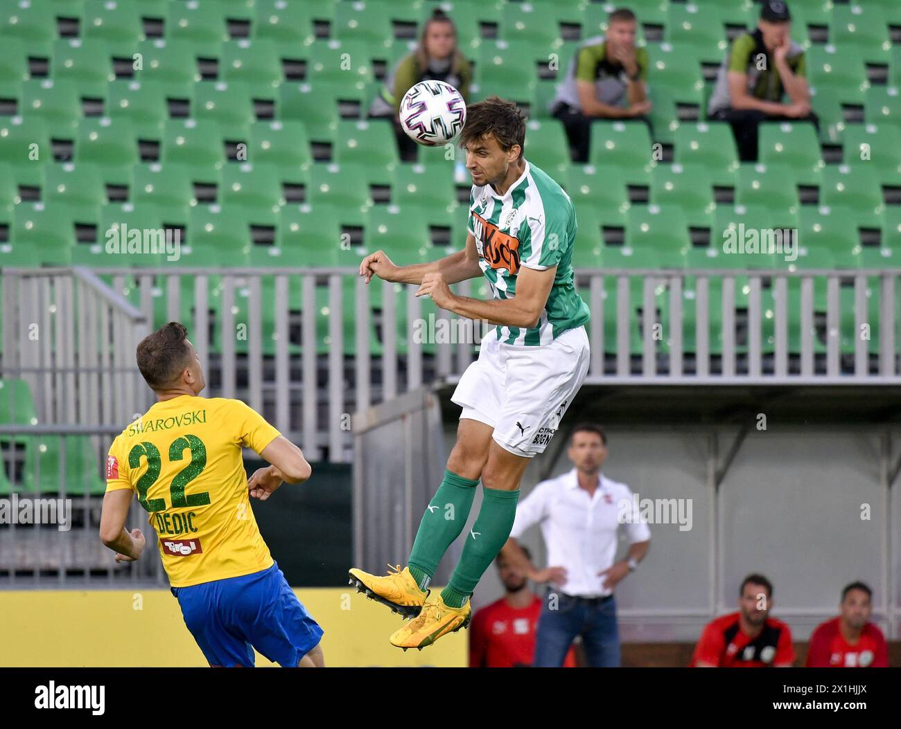 Thorsten Mahrer (R/Mattersburg) contre Zlatko Dedic (Tirol) lors du match de tipico Bundesliga entre le SV Mattersburg et le WSG Swarovski Tirol à Mattersburg, Autriche, le 30 juin 2020. - 20200630 PD7083 - Rechteinfo : droits gérés (RM) Banque D'Images