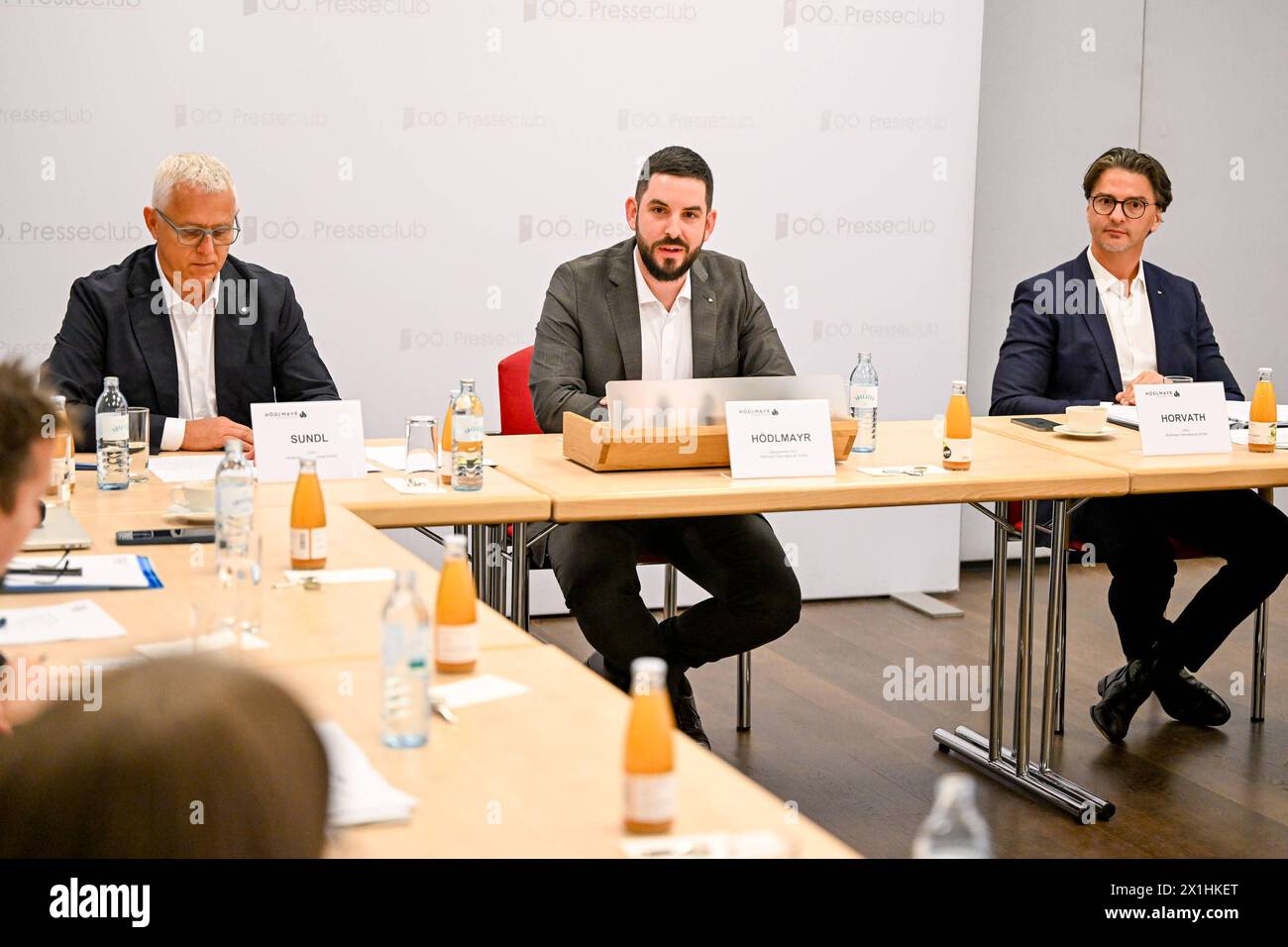 Pressekonferenz Hoedlmayr International AG 17.04.2024, Presseclub Linz, AUT, Pressekonferenz Hoedlmayr International AG, Wirkungsvolle Strategien, verlässlicher Partner - Hoedlmayr baut Marktstellung weiter aus, im Bild Andreas Sundl COO Hoedlmayr International GmbH, Johannes Alexander Hoedlmayr designierter Geschaeftsfuehrer Hoedlmayr International GmbH, Robert Horvath CFO Hoedlmayr International GmbH Oberoesterreich *** Conférence de presse Hoedlmayr International AG 17 04 2024, Presseclub Linz, AUT, Conférence de presse Hoedlmayr International AG, stratégies efficaces, partenaire fiable Hoedlmayr co Banque D'Images