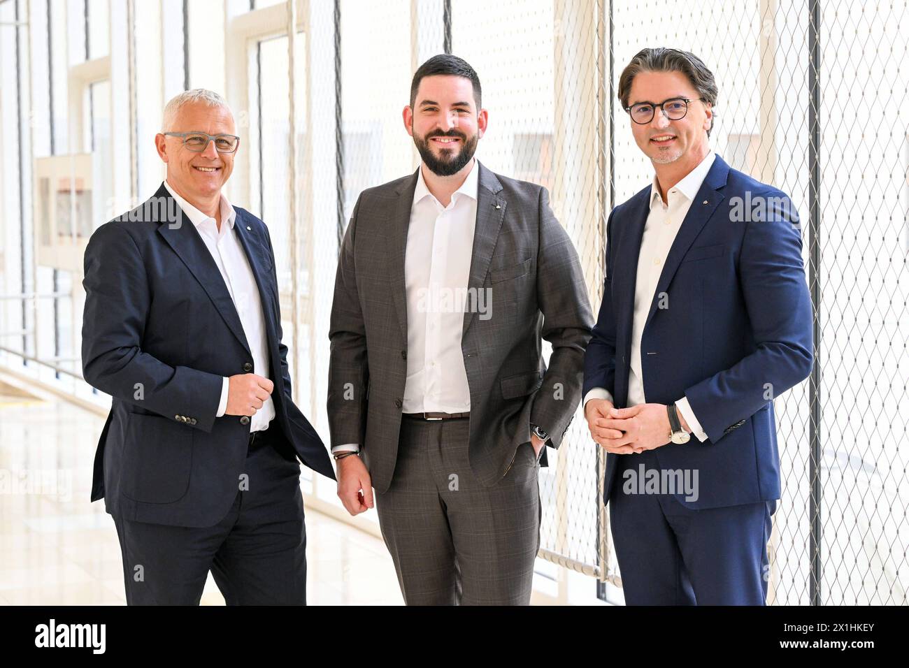 Pressekonferenz Hoedlmayr International AG 17.04.2024, Presseclub Linz, AUT, Pressekonferenz Hoedlmayr International AG, Wirkungsvolle Strategien, verlässlicher Partner - Hoedlmayr baut Marktstellung weiter aus, im Bild Andreas Sundl COO Hoedlmayr International GmbH, Johannes Alexander Hoedlmayr designierter Geschaeftsfuehrer Hoedlmayr International GmbH, Robert Horvath CFO Hoedlmayr International GmbH Oberoesterreich *** Conférence de presse Hoedlmayr International AG 17 04 2024, Presseclub Linz, AUT, Conférence de presse Hoedlmayr International AG, stratégies efficaces, partenaire fiable Hoedlmayr co Banque D'Images