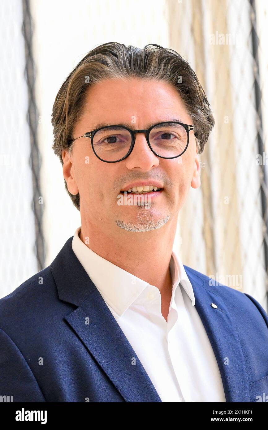 Pressekonferenz Hoedlmayr International AG 17.04.2024, Presseclub Linz, AUT, Pressekonferenz Hoedlmayr International AG, Wirkungsvolle Strategien, verlässlicher Partner - Hoedlmayr baut Marktstellung weiter aus, im Bild Robert Horvath CFO Hoedlmayr International GmbH Oberoesterreich *** Conférence de presse Hoedlmayr International AG 17 04 2024, Presseclub Linz, AUT, Conférence internationale Hoedlmayr, Conférence de presse Hoedlmayr, Conférence internationale Hoedlmayr, Conférence de presse le partenaire fiable Hoedlmayr continue d'étendre sa position sur le marché, selon Robert Horvath CFO Hoedlmayr International GmbH Oberoesterreich Pressekonferenz Hoed Banque D'Images