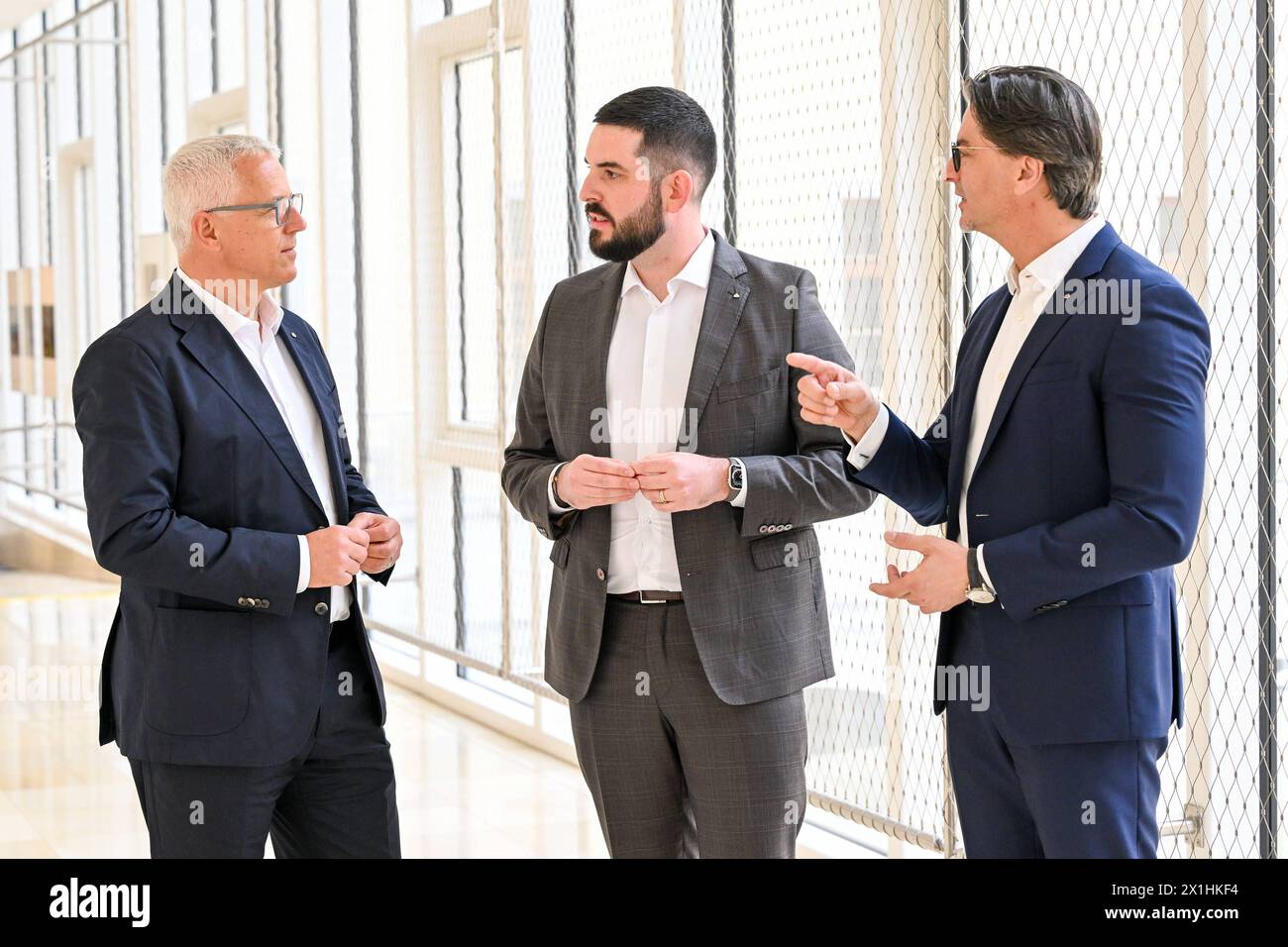 Pressekonferenz Hoedlmayr International AG 17.04.2024, Presseclub Linz, AUT, Pressekonferenz Hoedlmayr International AG, Wirkungsvolle Strategien, verlässlicher Partner - Hoedlmayr baut Marktstellung weiter aus, im Bild Andreas Sundl COO Hoedlmayr International GmbH, Johannes Alexander Hoedlmayr designierter Geschaeftsfuehrer Hoedlmayr International GmbH, Robert Horvath CFO Hoedlmayr International GmbH Oberoesterreich *** Conférence de presse Hoedlmayr International AG 17 04 2024, Presseclub Linz, AUT, Conférence de presse Hoedlmayr International AG, stratégies efficaces, partenaire fiable Hoedlmayr co Banque D'Images