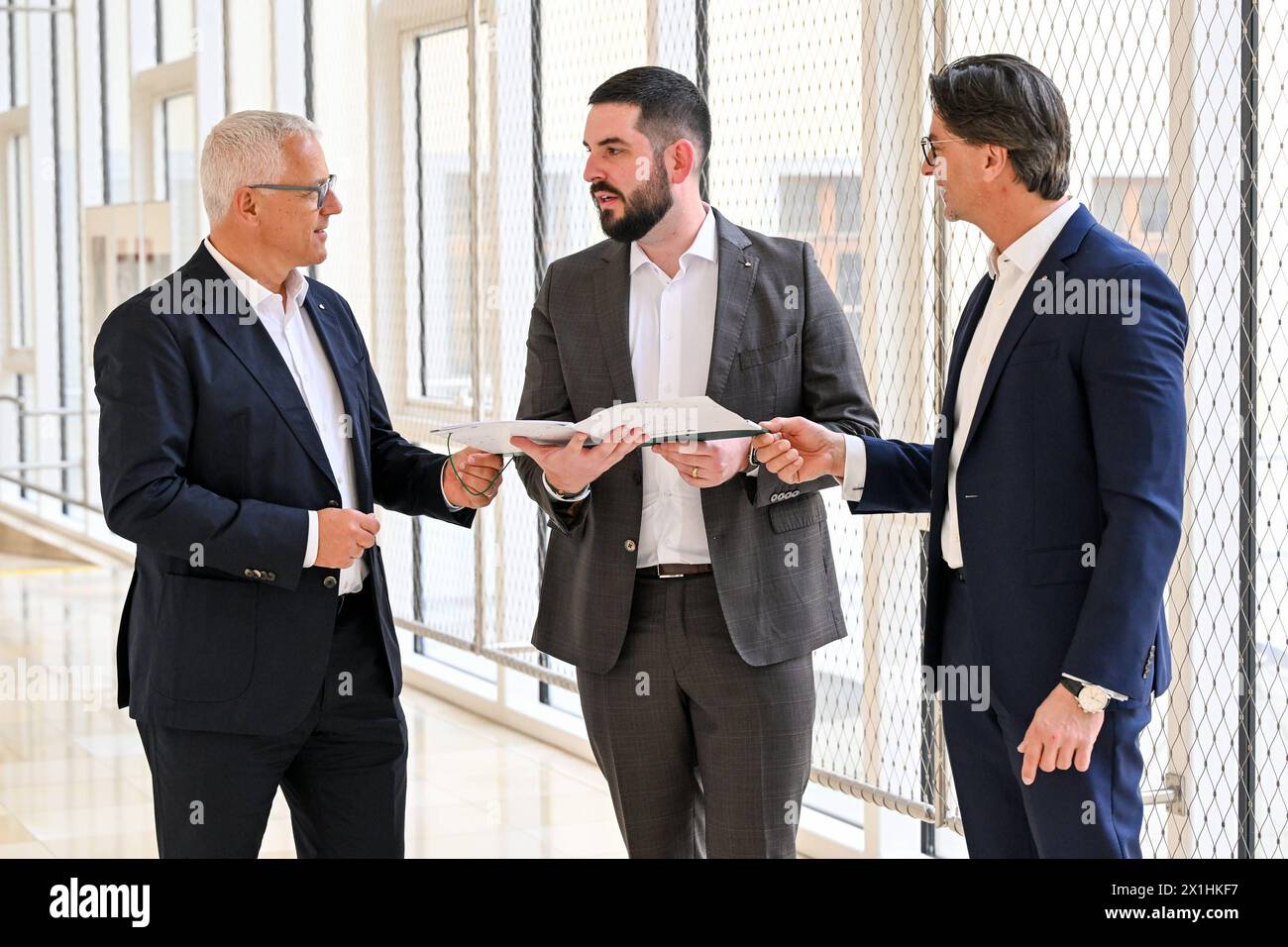 Pressekonferenz Hoedlmayr International AG 17.04.2024, Presseclub Linz, AUT, Pressekonferenz Hoedlmayr International AG, Wirkungsvolle Strategien, verlässlicher Partner - Hoedlmayr baut Marktstellung weiter aus, im Bild Andreas Sundl COO Hoedlmayr International GmbH, Johannes Alexander Hoedlmayr designierter Geschaeftsfuehrer Hoedlmayr International GmbH, Robert Horvath CFO Hoedlmayr International GmbH Oberoesterreich *** Conférence de presse Hoedlmayr International AG 17 04 2024, Presseclub Linz, AUT, Conférence de presse Hoedlmayr International AG, stratégies efficaces, partenaire fiable Hoedlmayr co Banque D'Images