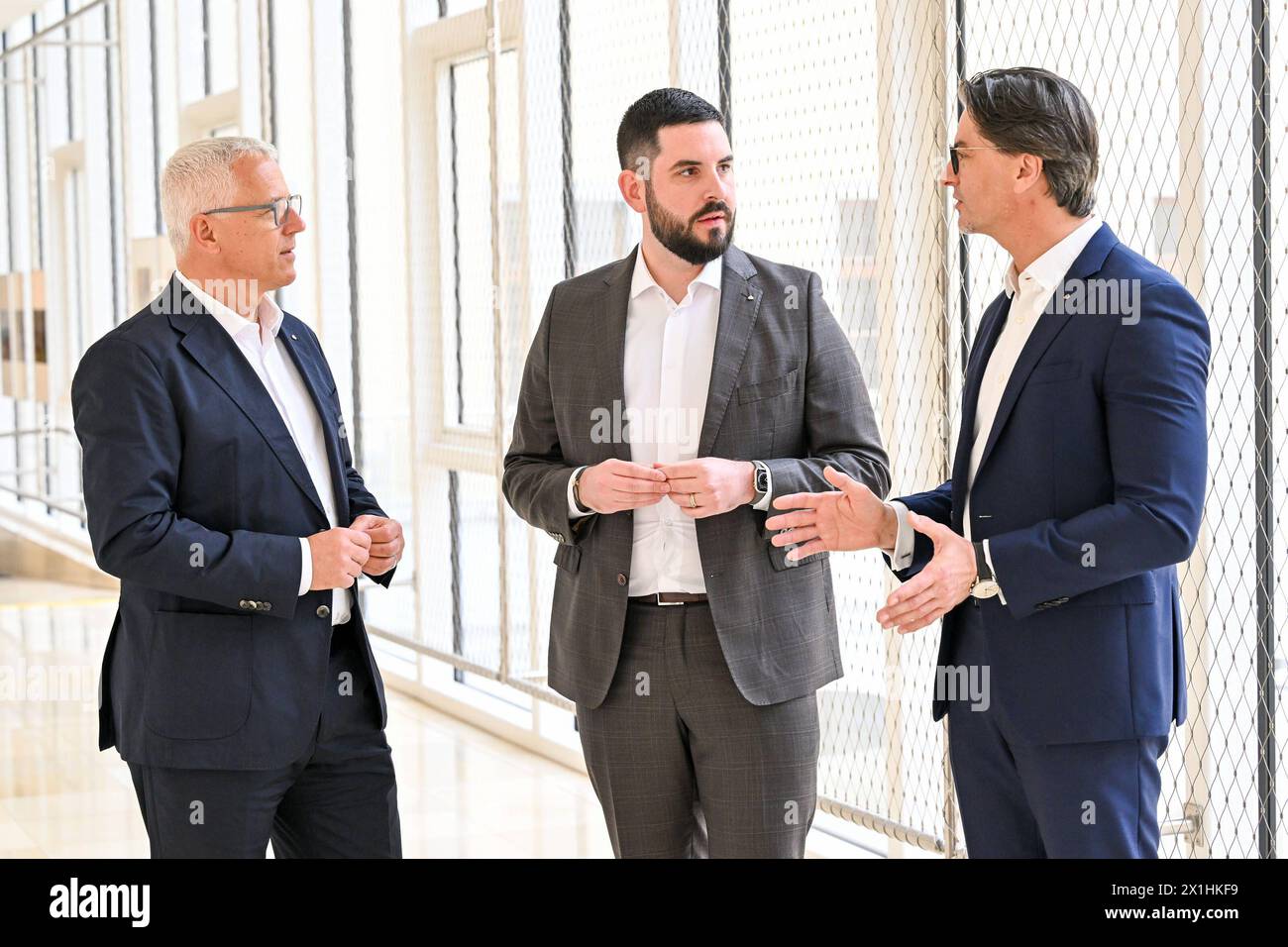 Pressekonferenz Hoedlmayr International AG 17.04.2024, Presseclub Linz, AUT, Pressekonferenz Hoedlmayr International AG, Wirkungsvolle Strategien, verlässlicher Partner - Hoedlmayr baut Marktstellung weiter aus, im Bild Andreas Sundl COO Hoedlmayr International GmbH, Johannes Alexander Hoedlmayr designierter Geschaeftsfuehrer Hoedlmayr International GmbH, Robert Horvath CFO Hoedlmayr International GmbH Oberoesterreich *** Conférence de presse Hoedlmayr International AG 17 04 2024, Presseclub Linz, AUT, Conférence de presse Hoedlmayr International AG, stratégies efficaces, partenaire fiable Hoedlmayr co Banque D'Images