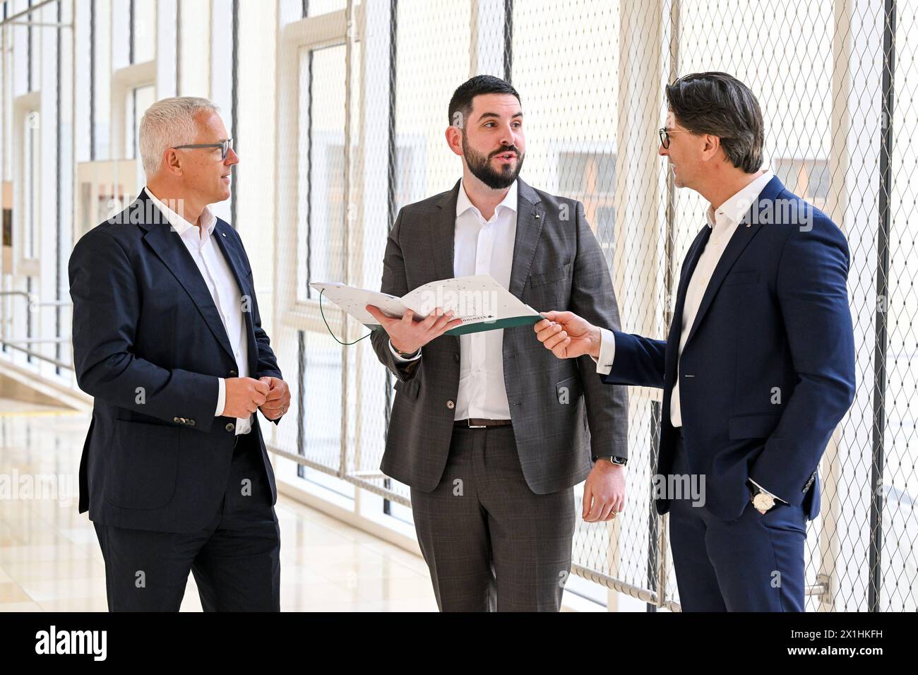 Pressekonferenz Hoedlmayr International AG 17.04.2024, Presseclub Linz, AUT, Pressekonferenz Hoedlmayr International AG, Wirkungsvolle Strategien, verlässlicher Partner - Hoedlmayr baut Marktstellung weiter aus, im Bild Andreas Sundl COO Hoedlmayr International GmbH, Johannes Alexander Hoedlmayr designierter Geschaeftsfuehrer Hoedlmayr International GmbH, Robert Horvath CFO Hoedlmayr International GmbH Oberoesterreich *** Conférence de presse Hoedlmayr International AG 17 04 2024, Presseclub Linz, AUT, Conférence de presse Hoedlmayr International AG, stratégies efficaces, partenaire fiable Hoedlmayr co Banque D'Images