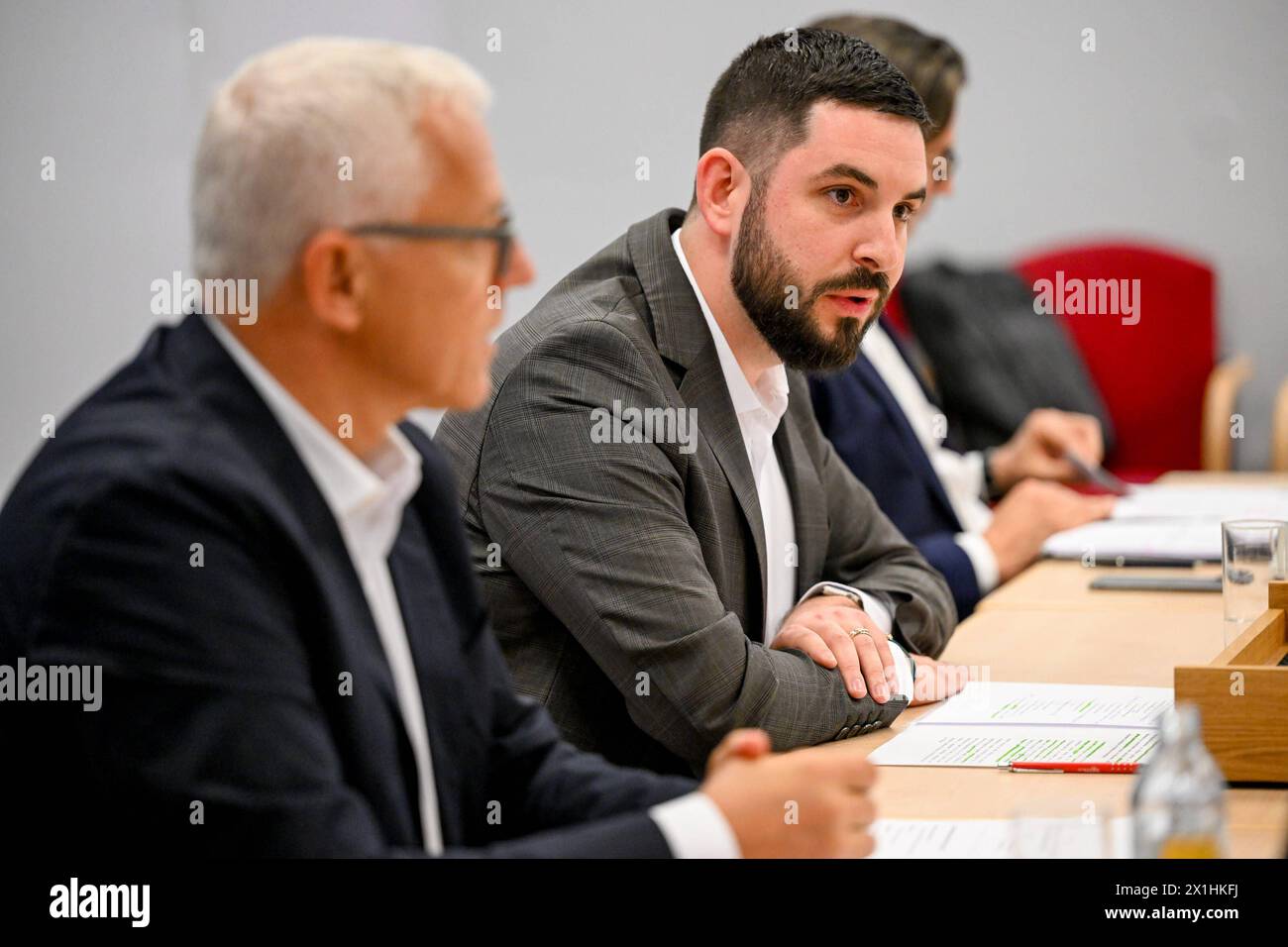Pressekonferenz Hoedlmayr International AG 17.04.2024, Presseclub Linz, AUT, Pressekonferenz Hoedlmayr International AG, Wirkungsvolle Strategien, verlässlicher Partner - Hoedlmayr baut Marktstellung weiter aus, im Bild Andreas Sundl COO Hoedlmayr International GmbH, Johannes Alexander Hoedlmayr designierter Geschaeftsfuehrer Hoedlmayr International GmbH, Robert Horvath CFO Hoedlmayr International GmbH Oberoesterreich *** Conférence de presse Hoedlmayr International AG 17 04 2024, Presseclub Linz, AUT, Conférence de presse Hoedlmayr International AG, stratégies efficaces, partenaire fiable Hoedlmayr co Banque D'Images