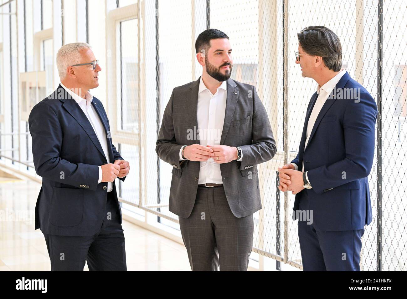 Pressekonferenz Hoedlmayr International AG 17.04.2024, Presseclub Linz, AUT, Pressekonferenz Hoedlmayr International AG, Wirkungsvolle Strategien, verlässlicher Partner - Hoedlmayr baut Marktstellung weiter aus, im Bild Andreas Sundl COO Hoedlmayr International GmbH, Johannes Alexander Hoedlmayr designierter Geschaeftsfuehrer Hoedlmayr International GmbH, Robert Horvath CFO Hoedlmayr International GmbH Oberoesterreich *** Conférence de presse Hoedlmayr International AG 17 04 2024, Presseclub Linz, AUT, Conférence de presse Hoedlmayr International AG, stratégies efficaces, partenaire fiable Hoedlmayr co Banque D'Images