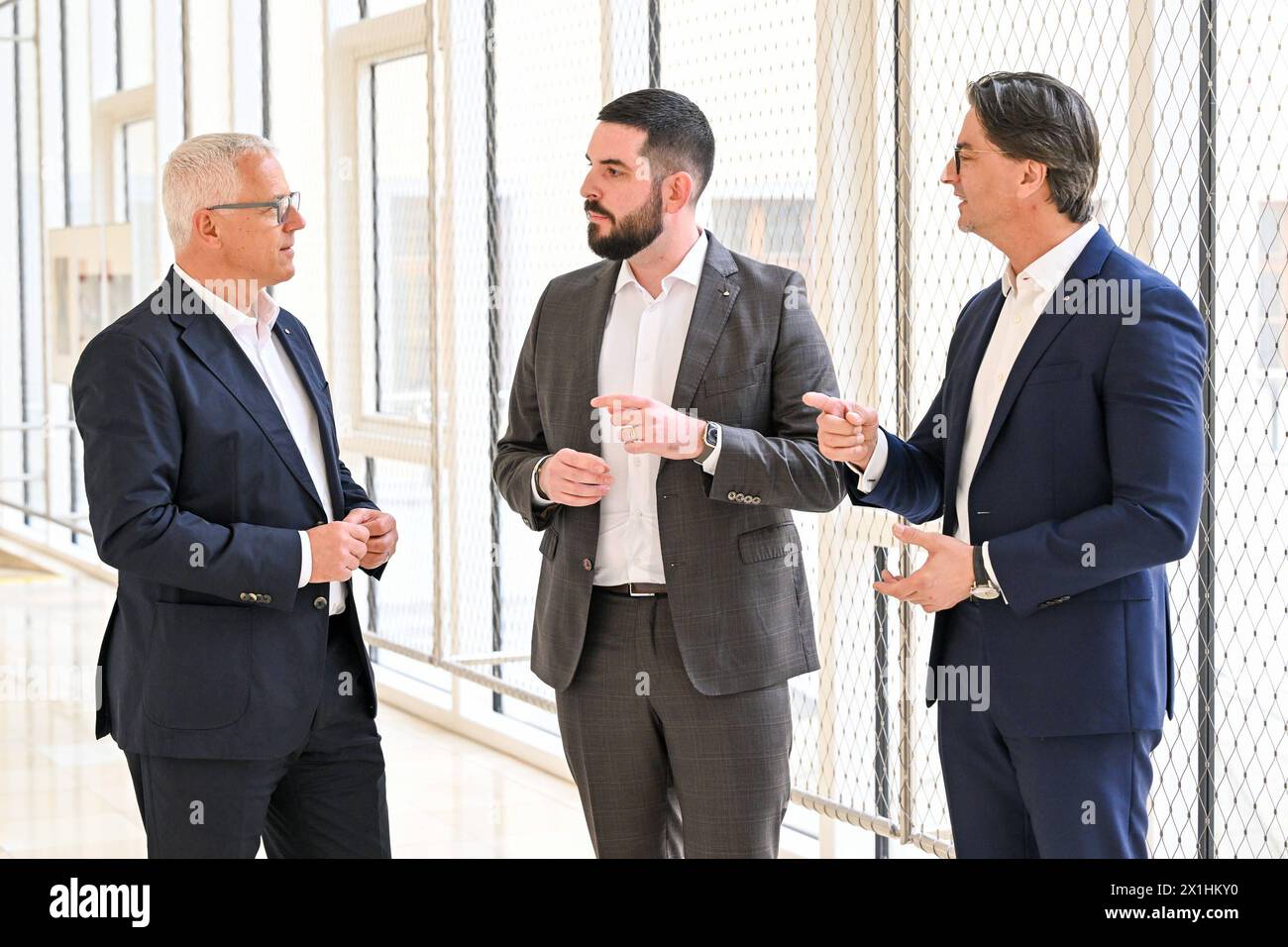 Pressekonferenz Hoedlmayr International AG 17.04.2024, Presseclub Linz, AUT, Pressekonferenz Hoedlmayr International AG, Wirkungsvolle Strategien, verlässlicher Partner - Hoedlmayr baut Marktstellung weiter aus, im Bild Andreas Sundl COO Hoedlmayr International GmbH, Johannes Alexander Hoedlmayr designierter Geschaeftsfuehrer Hoedlmayr International GmbH, Robert Horvath CFO Hoedlmayr International GmbH Oberoesterreich *** Conférence de presse Hoedlmayr International AG 17 04 2024, Presseclub Linz, AUT, Conférence de presse Hoedlmayr International AG, stratégies efficaces, partenaire fiable Hoedlmayr co Banque D'Images