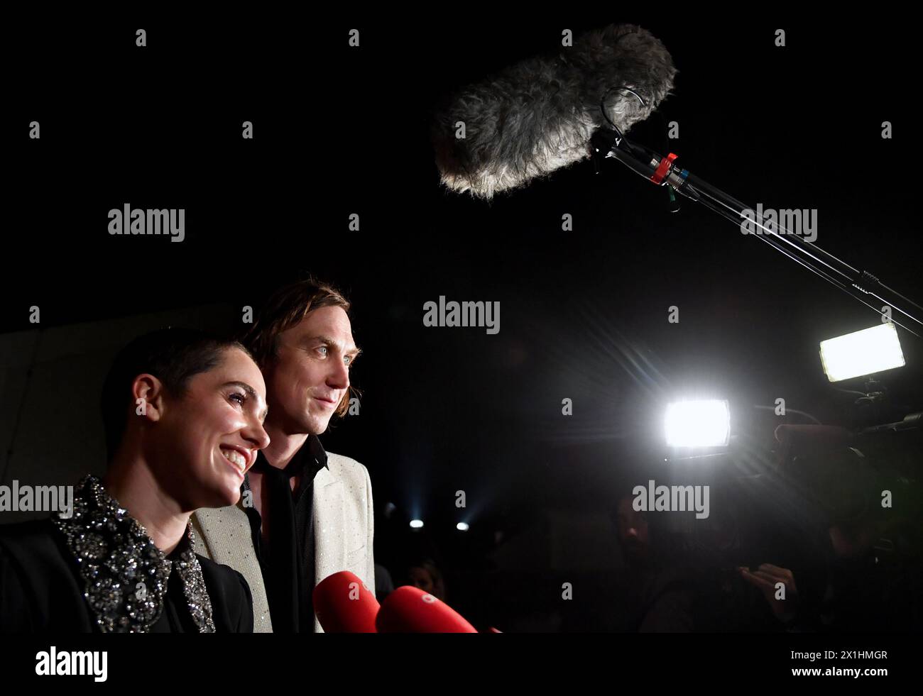 La fête après la création de 'Jedermann' par le romancier, dramaturge et poète autrichien Hugo von Hofmannsthal le 17 juillet 2021, Salzbourg, Autriche, lors de l'édition 2021 du Salzburger Festspiele, le festival de la ville pour l'opéra, le théâtre et les concerts. Le Festival de Salzbourg aura lieu du 17 juillet au 31 août 2021. PHOTO : L'acteur allemand Lars Eidinger (R) et l'actrice autrichienne Verena Altenberger - 20210718 PD0038 - Rechteinfo : droits gérés (RM) Banque D'Images