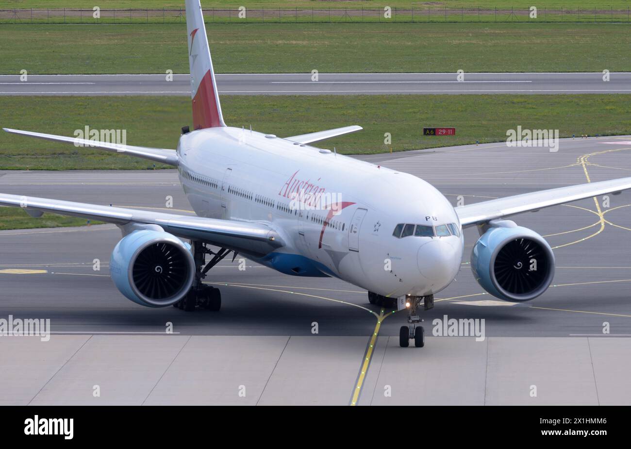 Un avion d'Austrian Airlines en provenance de Tokyo avec l'athlète biélorusse Kristina Timanowskaja à bord après un atterrissage à l'aéroport international de Vienne le mercredi 4 août 2021. L'athlète doit ensuite se rendre immédiatement à Varsovie. - 20210804 PD21469 - Rechteinfo : droits gérés (RM) Banque D'Images