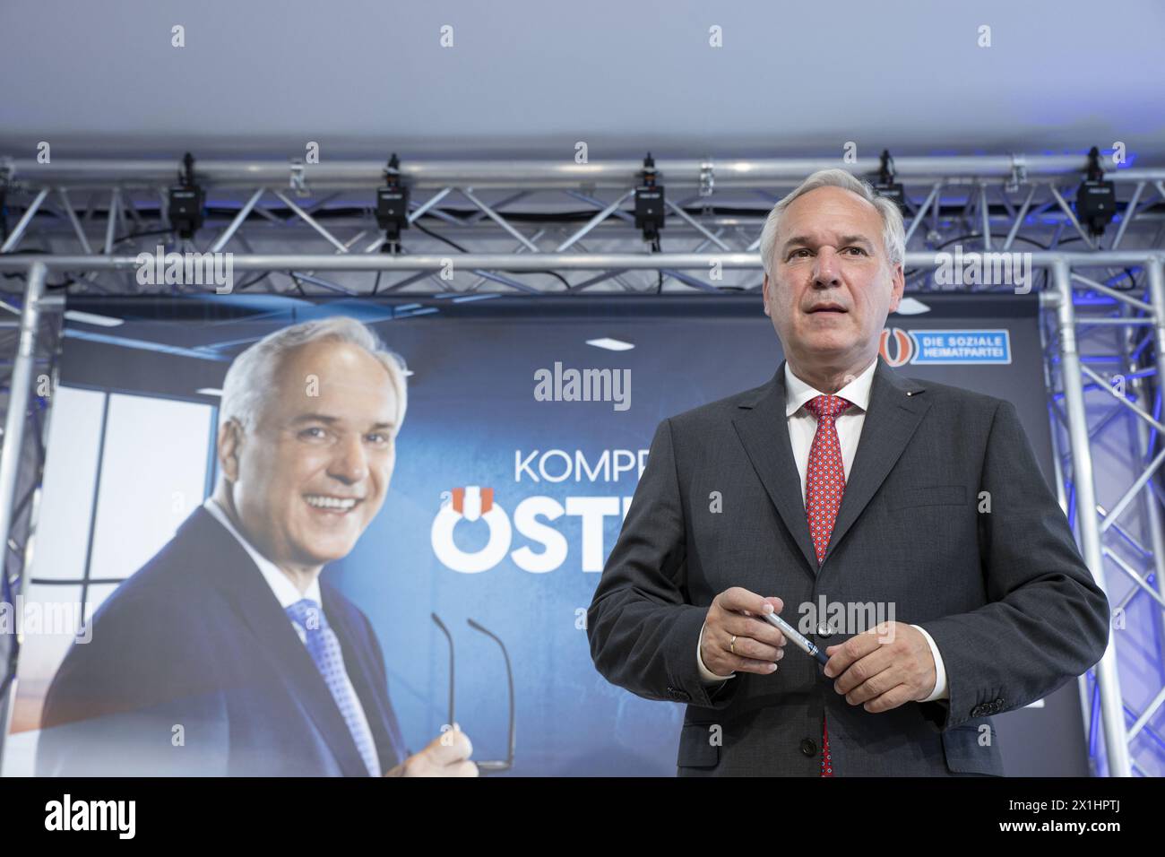 Le président du parti fédéral du FPOe Herbert Kickl et le candidat à la présidence Walther Rosenkranz lors de la présentation des affiches électorales pour les prochaines élections présidentielles à Vienne, Autriche, le 25 août 2022. - 20220825 PD1893 - Rechteinfo : droits gérés (RM) Banque D'Images