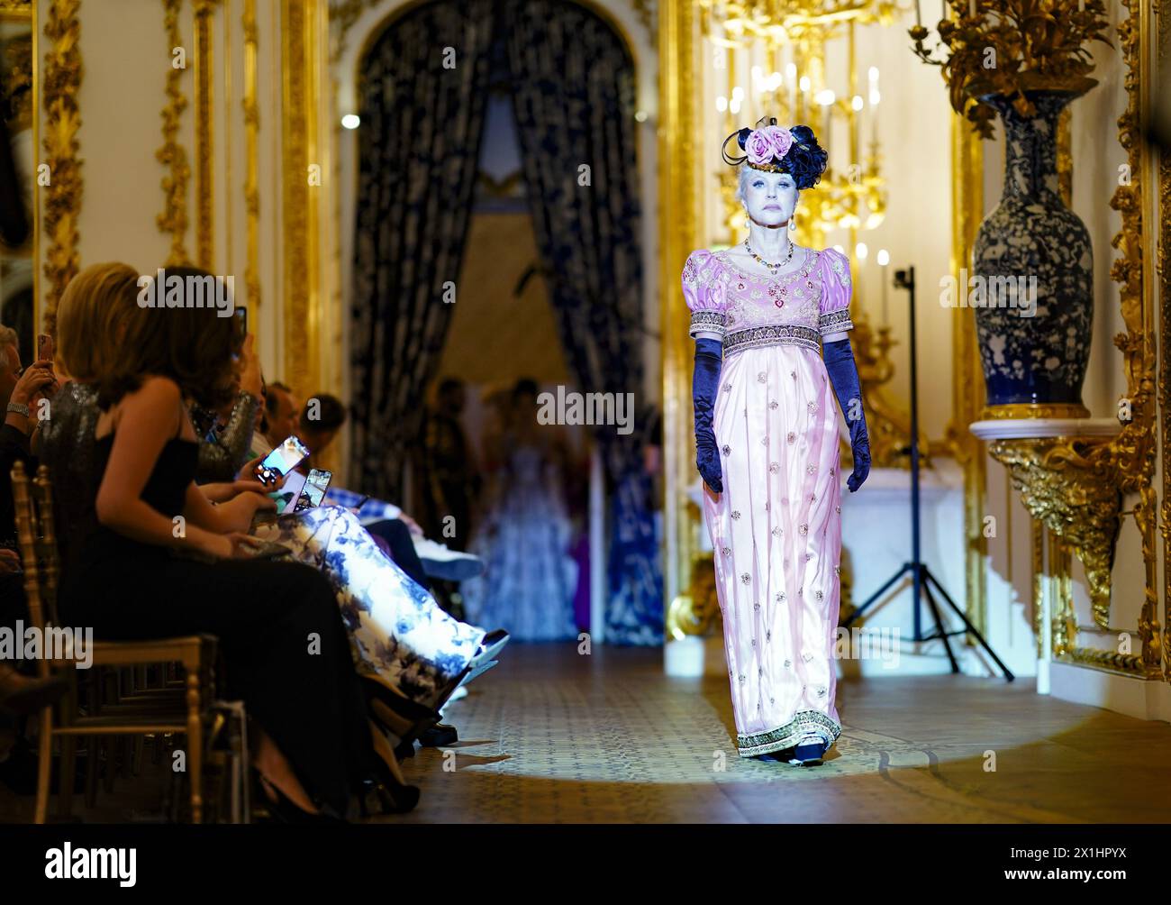 Le designer Harald Glööckler a célébré les 35 ans de Pompöös à Vienne avec un salon Art Couture, Stadtpalais Liechtenstein, Vienne, Autriche, le 1er septembre, 2022. modèle - 20220901 PD11572 - Rechteinfo : droits gérés (RM) Banque D'Images