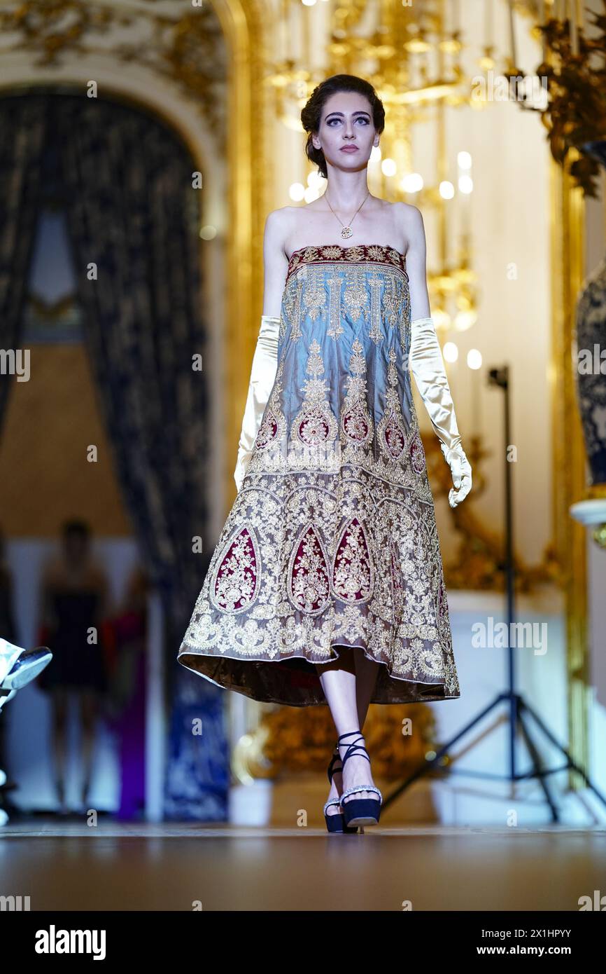 Le designer Harald Glööckler a célébré les 35 ans de Pompöös à Vienne avec un salon Art Couture, Stadtpalais Liechtenstein, Vienne, Autriche, le 1er septembre, 2022. modèle - 20220901 PD11463 - Rechteinfo : droits gérés (RM) Banque D'Images