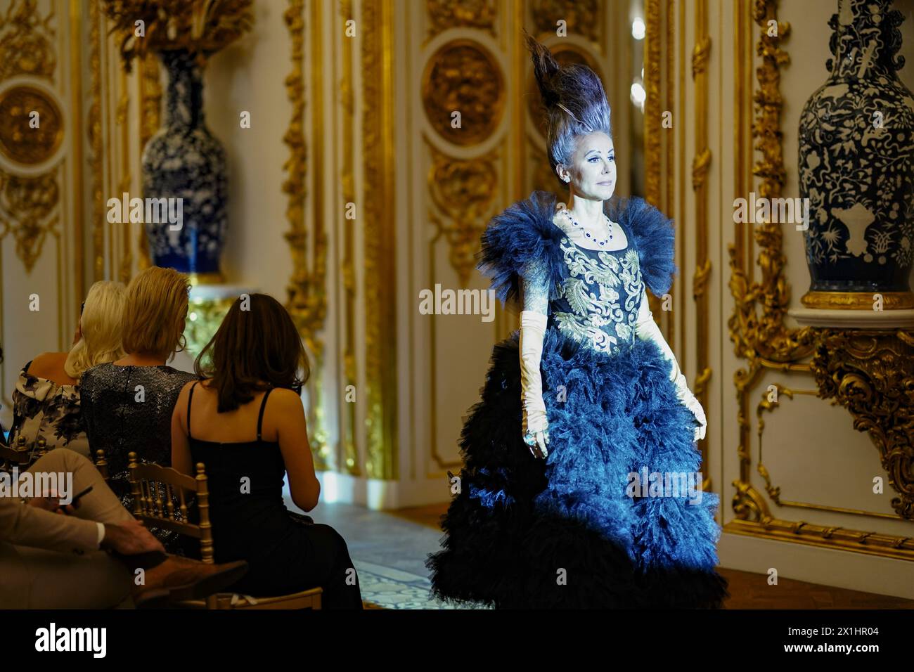 Le designer Harald Glööckler a célébré les 35 ans de Pompöös à Vienne avec un salon Art Couture, Stadtpalais Liechtenstein, Vienne, Autriche, le 1er septembre, 2022. modèle - 20220901 PD11587 - Rechteinfo : droits gérés (RM) Banque D'Images