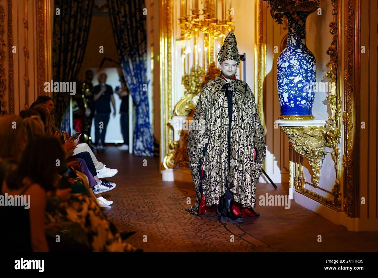 Le designer Harald Glööckler a célébré les 35 ans de Pompöös à Vienne avec un salon Art Couture, Stadtpalais Liechtenstein, Vienne, Autriche, le 1er septembre, 2022. modèle - 20220901 PD11598 - Rechteinfo : droits gérés (RM) Banque D'Images