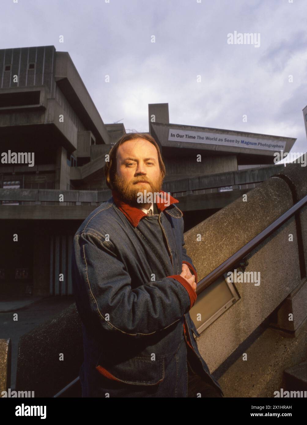 Portrait du photographe primé Eamonn McCabe devant l'exposition Hayward Gallery 'In Our Time : The World as See by Magnum Photographers' i. Banque D'Images