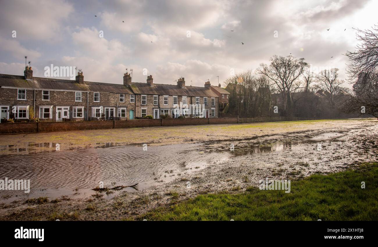 Inondations à faible niveau à Willow Grove sur le Westwood, Beverley, East Yorkshire, Royaume-Uni Banque D'Images