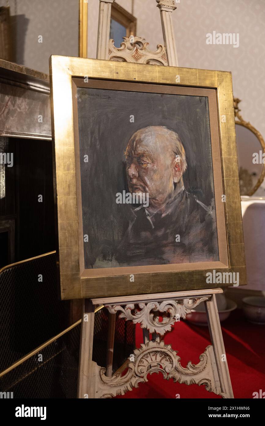Sotheby's Staff détient un portrait de l'ancien premier ministre britannique Winston Churchill, peint par Graham Sutherland en 1954, Palais de Blenheim, Royaume-Uni Banque D'Images