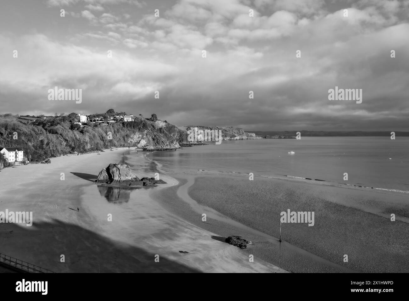 Tenby est une ville portuaire et une station balnéaire dans le sud-ouest du pays de Galles. Elle est connue pour ses remparts datant du XIIIe siècle et ses étendues de rivage sablonneux. Banque D'Images