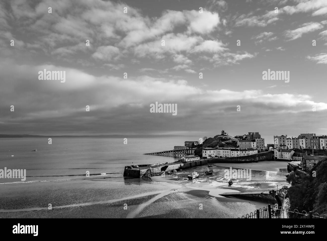 Tenby est une ville portuaire et une station balnéaire dans le sud-ouest du pays de Galles. Elle est connue pour ses remparts datant du XIIIe siècle et ses étendues de rivage sablonneux. Banque D'Images