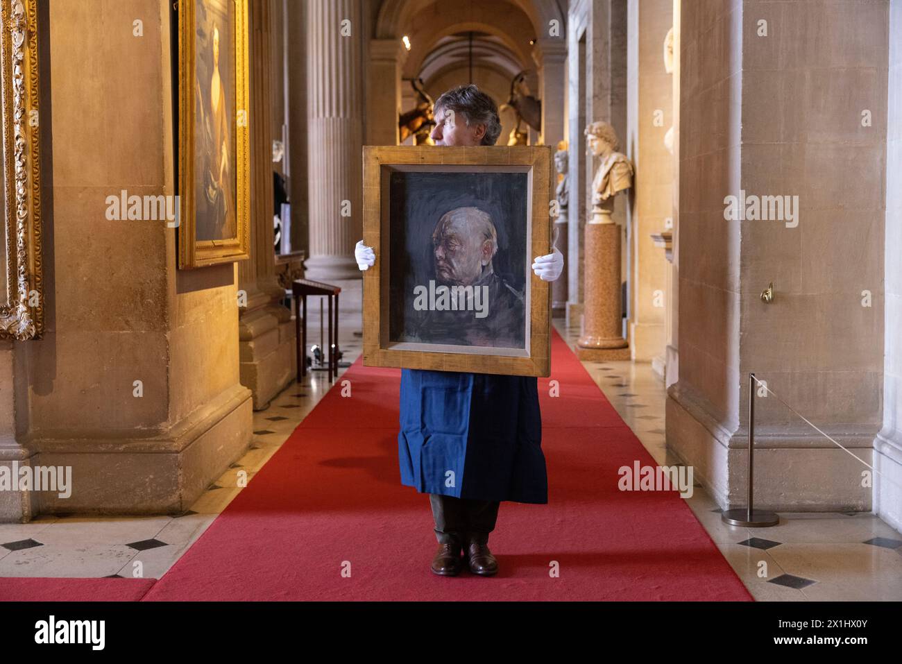 Sotheby's Staff détient un portrait de l'ancien premier ministre britannique Winston Churchill, peint par Graham Sutherland en 1954, Palais de Blenheim, Royaume-Uni Banque D'Images