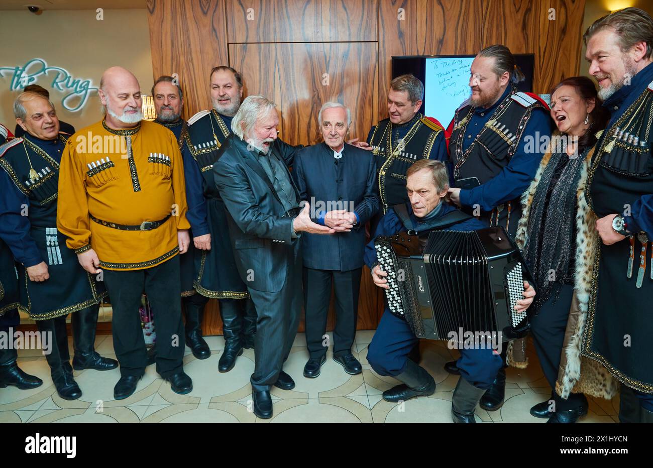 Charles AZNAVOUR, Petja Houdjakov et la chorale cosaque Don à l'hôtel 'The Ring' à Vienne, Autriche, 8. Décembre 2017. - 20171208 PD6914 - Rechteinfo : droits gérés (RM) Banque D'Images