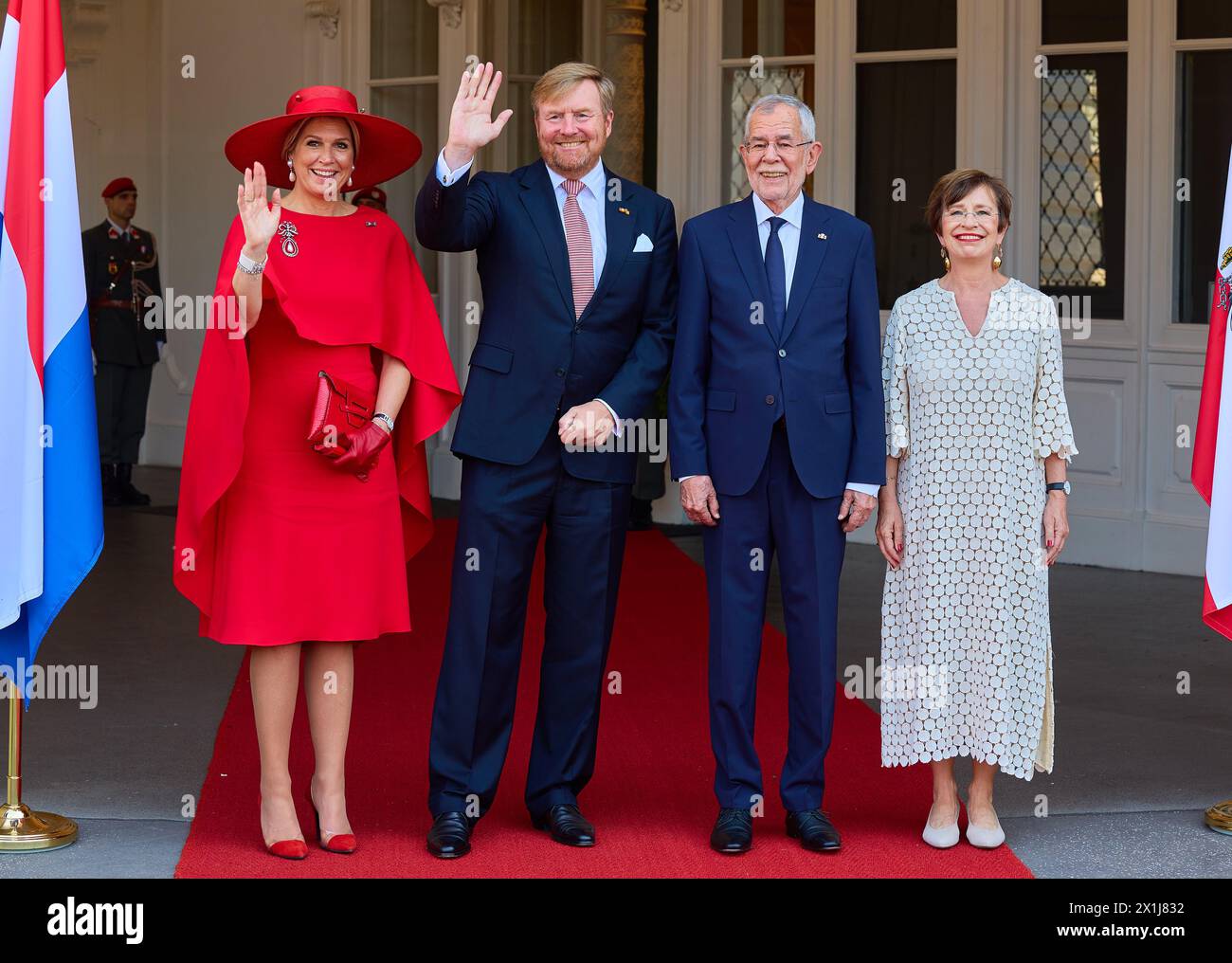 La reine Maxima des pays-Bas (l) et le roi Willem-Alexander des pays-Bas (2e l) sont accueillis par le président autrichien Alexander van der Bellen (2e R) et son épouse Doris Schmidauer (R) au palais de la Hofburg à Vienne, Autriche, le 27 juin 2022. Le couple royal hollandais est arrivé en Autriche pour leur visite d'Etat de trois jours. - 20220627 PD2356 - Rechteinfo : droits gérés (RM) Banque D'Images