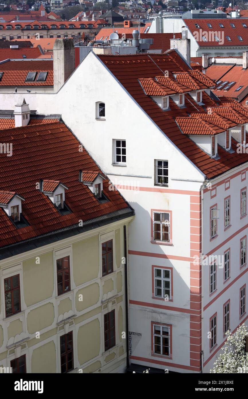 Vue de la vieille ville depuis la colline du château, Bratislava, Slovaquie. Vue sur la rue, vieilles maisons au toit rouge. Printemps en Europe. Banque D'Images