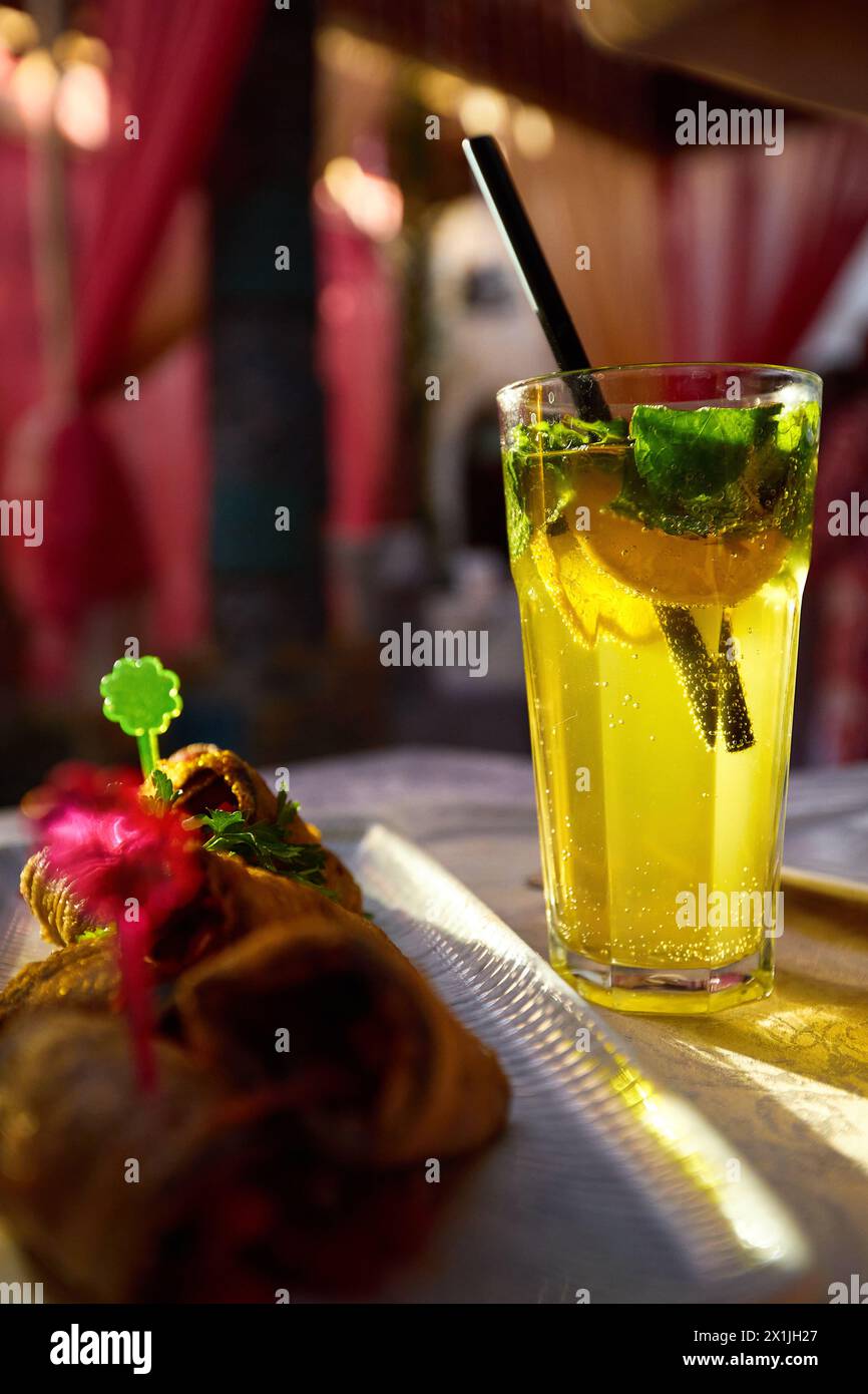 Limonade mojito maison et apéritif dans le restaurant de Samarkand en Ouzbékistan Banque D'Images