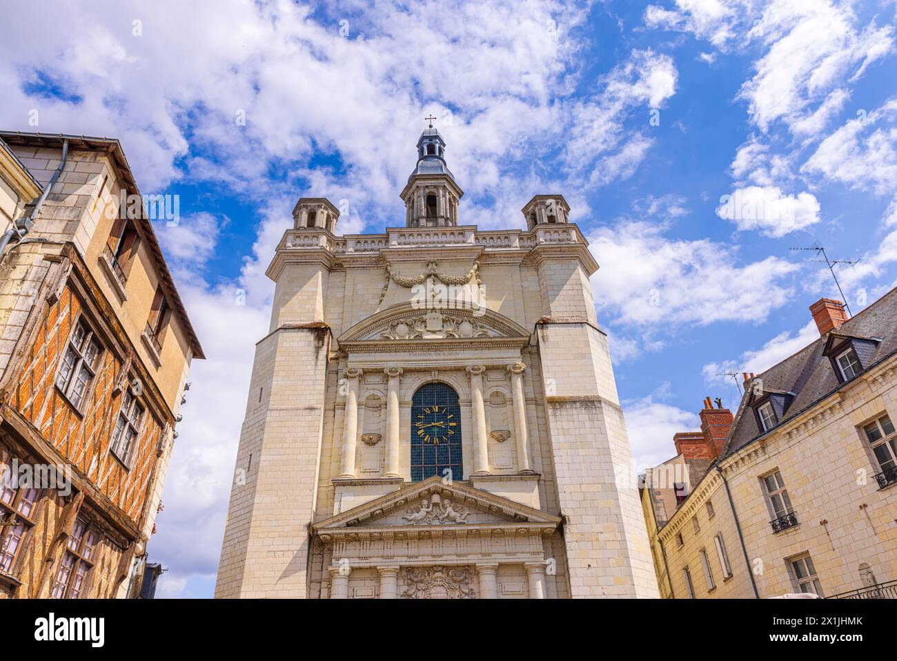 Ville de Saumur, France, située au bord de la Loire sous un beau paysage nuageux pendant la journée. Banque D'Images