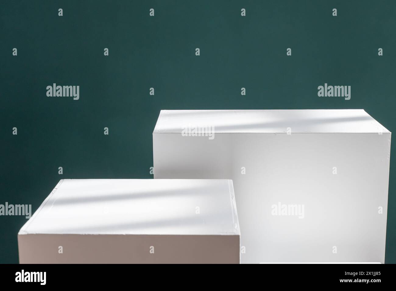 Fond vert de photographie de produit. Socle pour maquettes de produit cosmétique et d'emballage. Banque D'Images