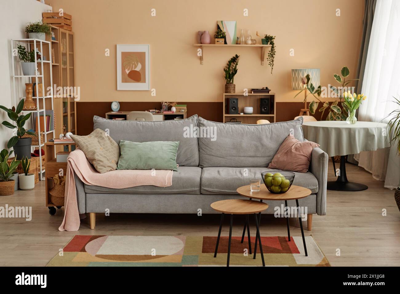 Vue de face image de fond de l'intérieur confortable du salon avec canapé textile confortable et espace de copie de décor Banque D'Images