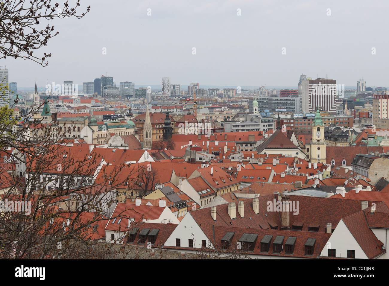 Vue de Bratislava depuis la vieille ville. Maisons au toit rouge d'en haut. Printemps en Europe. Banque D'Images