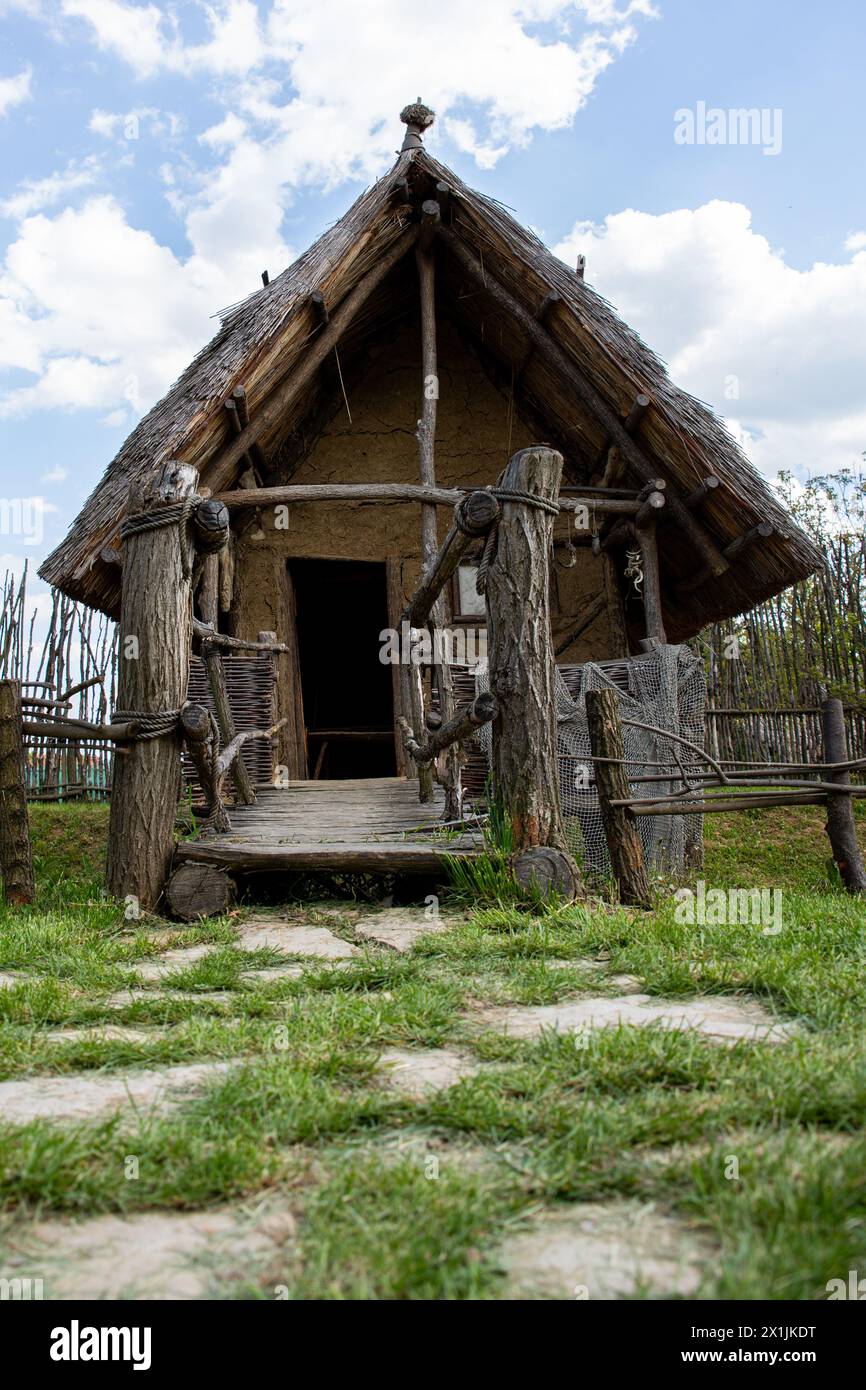 Extérieur de la maison de pêcheur de la colonie serbe sur les rives du Danube de la période néolithique datée de 5400–4500 av. J.-C. Banque D'Images